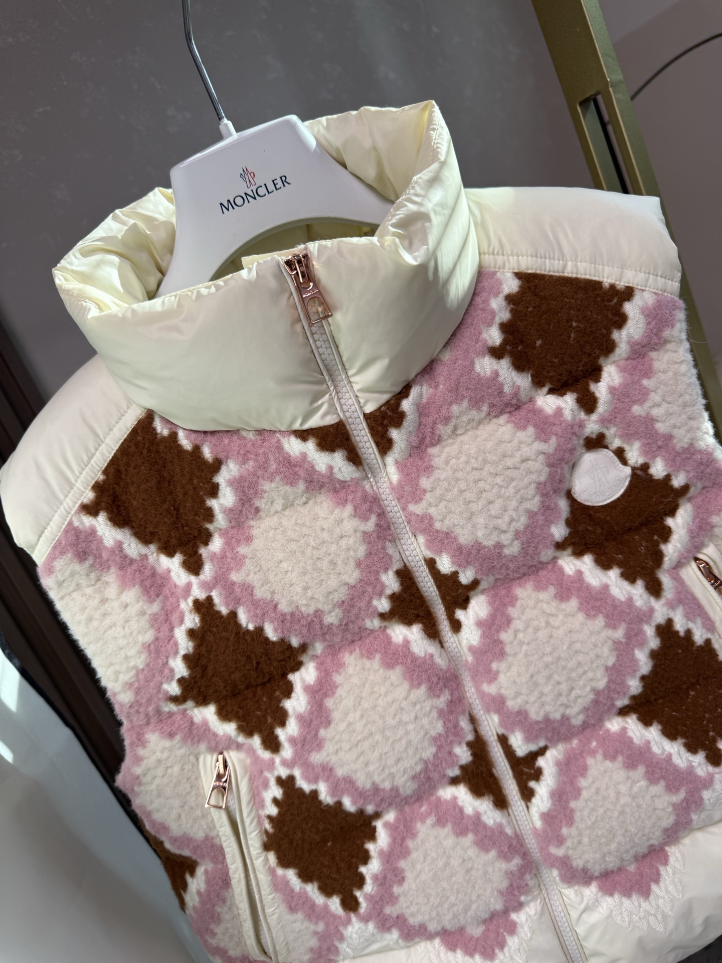 ✨✨✨25 Moncler盟可睐 Armathia 拼色拉链立领羽绒服，马甲同款，刺绣菱格，白灰粉咖四种