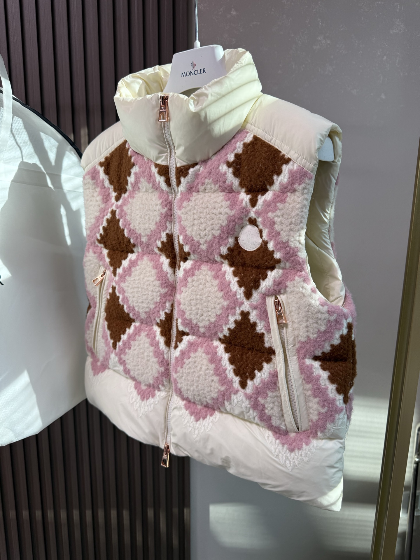 ✨✨✨25 Moncler盟可睐 Armathia 拼色拉链立领羽绒服，马甲同款，刺绣菱格，白灰粉咖四种