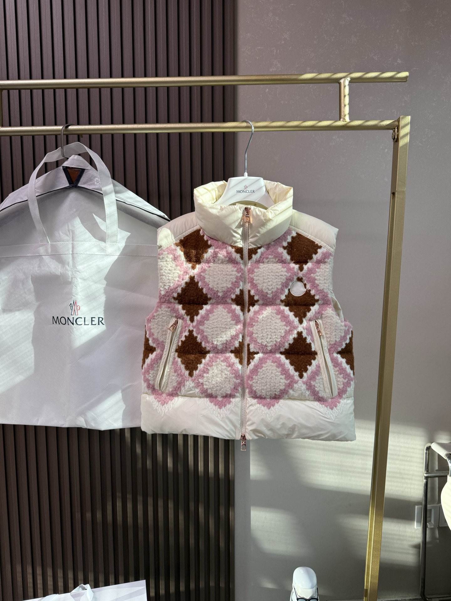 ✨✨✨25 Moncler盟可睐 Armathia 拼色拉链立领羽绒服，马甲同款，刺绣菱格，白灰粉咖四种