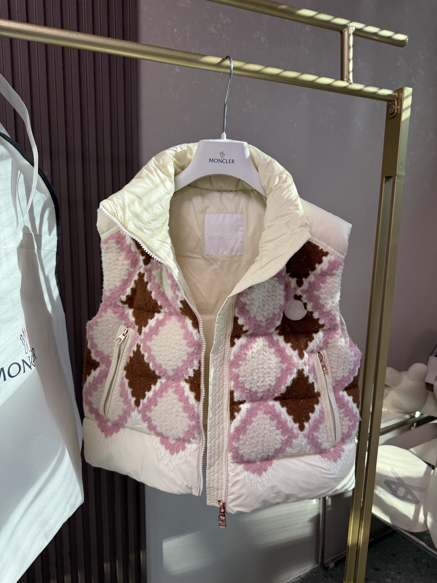 ✨✨✨25 Moncler盟可睐 Armathia 拼色拉链立领羽绒服，马甲同款，刺绣菱格，白灰粉咖四种