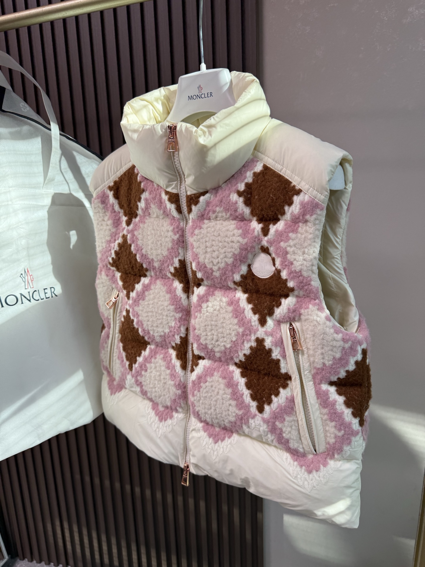 ✨✨✨25 Moncler盟可睐 Armathia 拼色拉链立领羽绒服，马甲同款，刺绣菱格，白灰粉咖四种