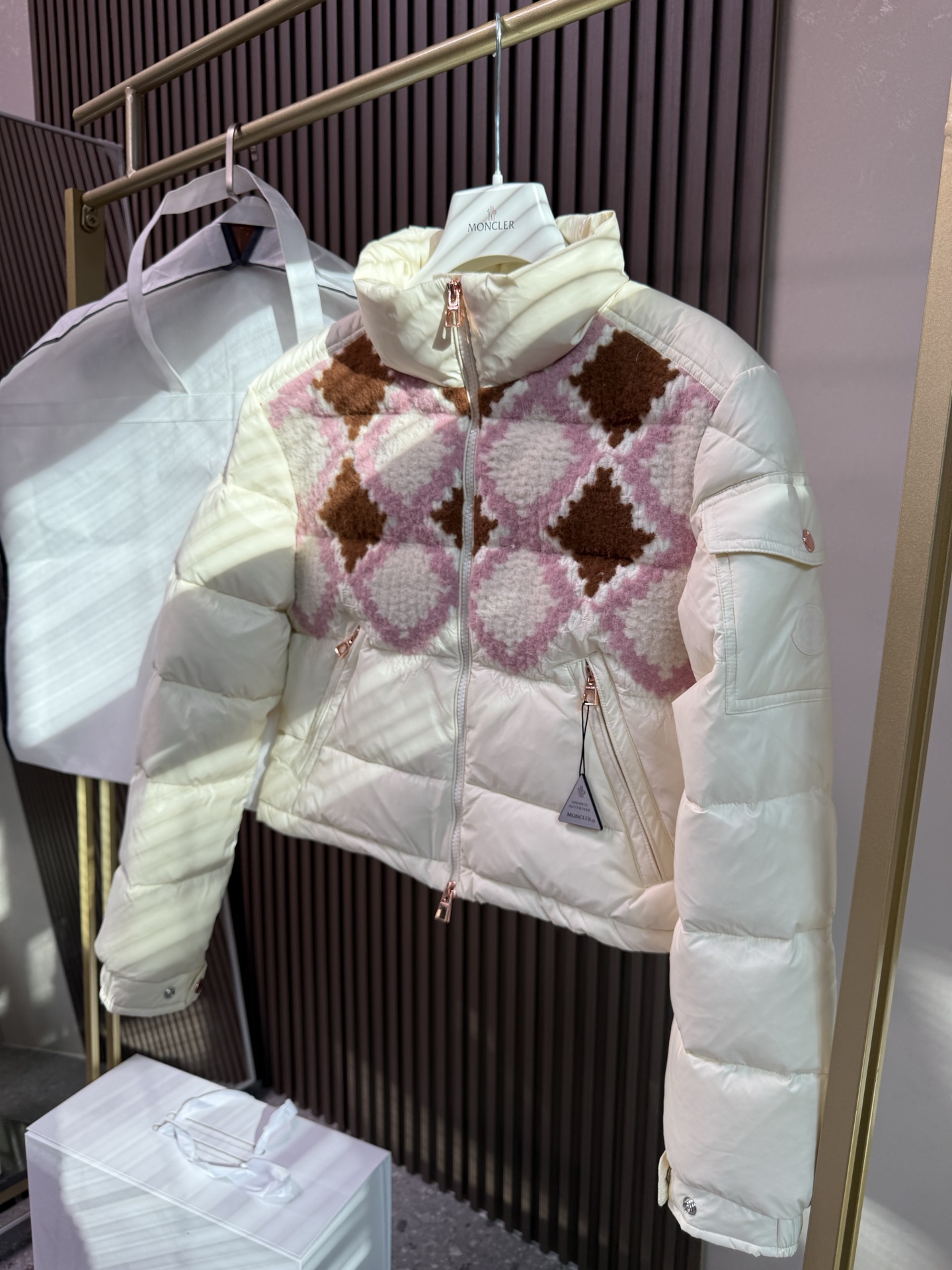 ✨✨✨25 Moncler盟可睐 Armathia 拼色拉链立领羽绒服，马甲同款，刺绣菱格，白灰粉咖四种