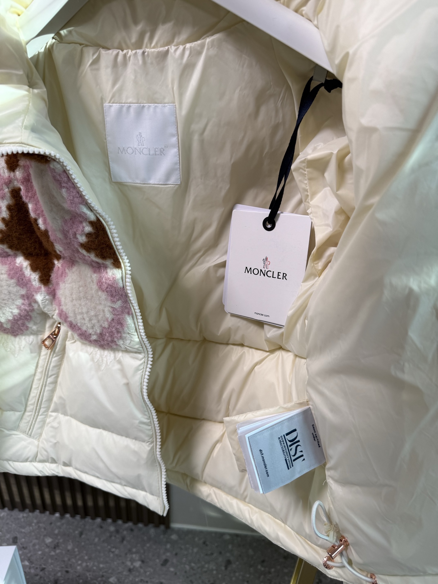 ✨✨✨25 Moncler盟可睐 Armathia 拼色拉链立领羽绒服，马甲同款，刺绣菱格，白灰粉咖四种