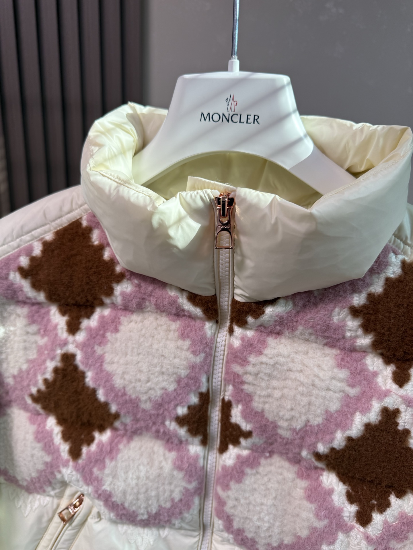 ✨✨✨25 Moncler盟可睐 Armathia 拼色拉链立领羽绒服，马甲同款，刺绣菱格，白灰粉咖四种