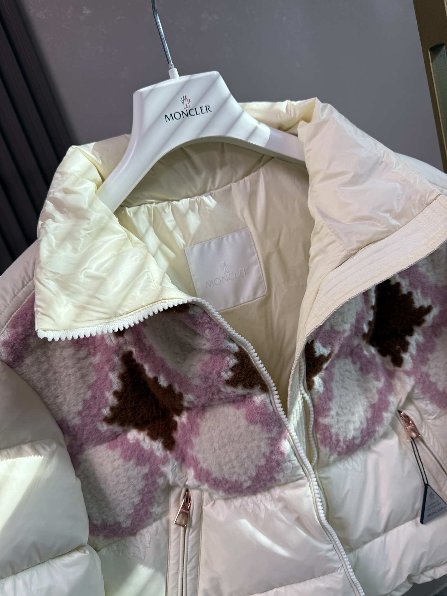 ✨✨✨25 Moncler盟可睐 Armathia 拼色拉链立领羽绒服，马甲同款，刺绣菱格，白灰粉咖四种