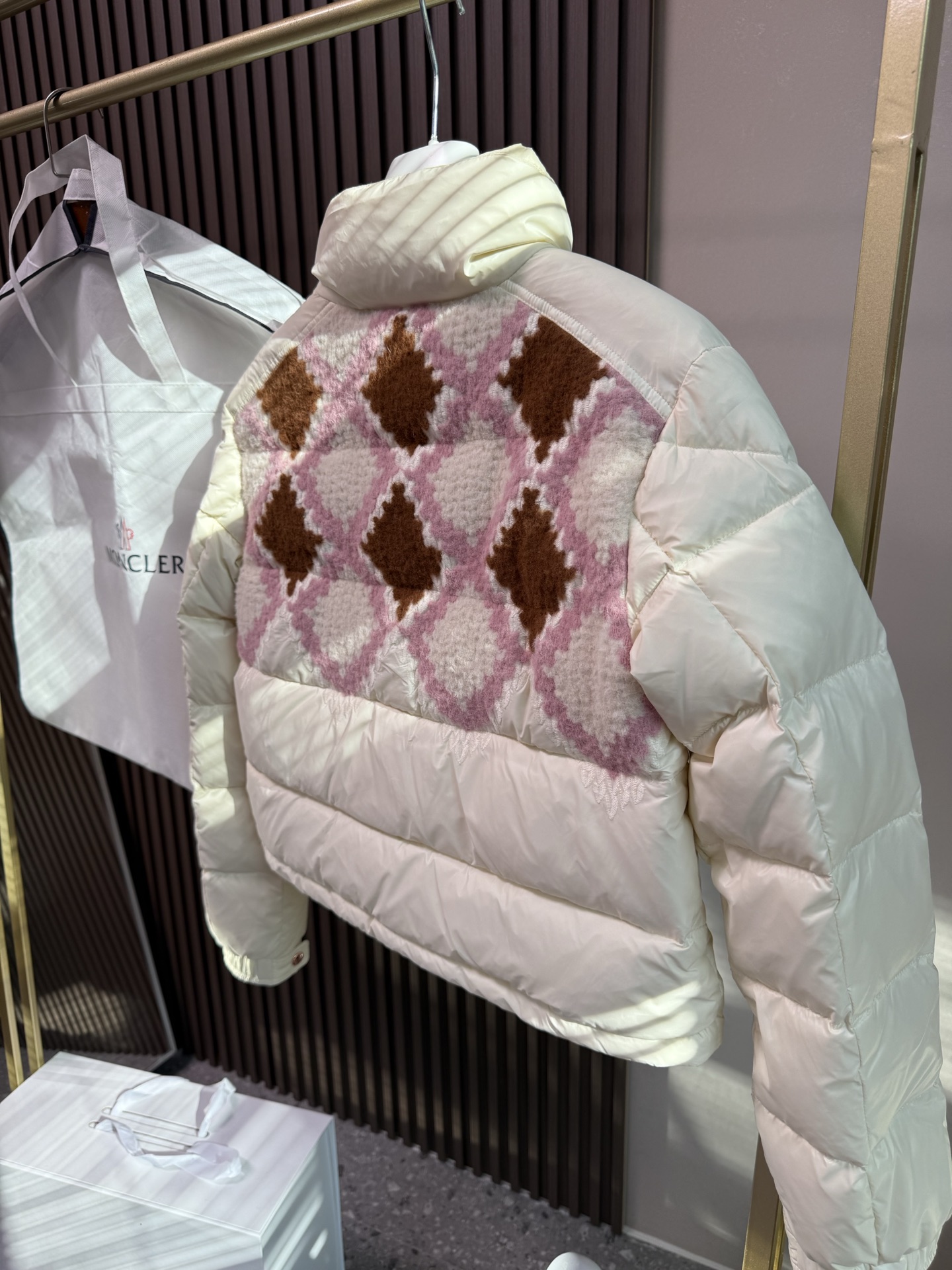 ✨✨✨25 Moncler盟可睐 Armathia 拼色拉链立领羽绒服，马甲同款，刺绣菱格，白灰粉咖四种