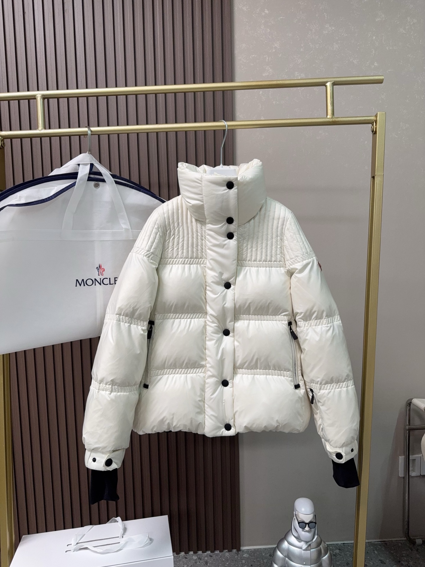 NO:577224,Comes with dust bag Moncl*r 25FW new autumn and winter ANGLIN short ski series spliced ​​down jacket丨exclusively developed by yb!  High quality production!  The exclusive windproof and waterproof technical fabric can cope with the wet and cold environment of the ski resort with ease. Filled with high-fill goose down, it can still achieve the 'lightweight but temperature-locking' effect in the short version. The stand-up collar design can be flexibly adjusted to protect the core warmth zone of the neck; sleeves  The elastic cuffs at the mouth and hidden glove design firmly lock in the heat and facilitate skiing movements; the functional pockets on the body are both beautiful and practical, creating a dual variation of style and practicality. Available now S/M/L,,down  jacket,gloves,alexander wang19860909配防尘袋Moncl*r 25FW 秋冬新款 ANGLIN短款滑雪系列拼接羽绒服丨独家yb开发！高版出品！ 专属的防风防水科技面料,应对雪场的湿冷环境游刃有余,填充高蓬松度鹅绒,在短款版型下仍能实现“轻量却锁温”的效果,立领设计可灵活调节,护住颈部核心保暖区；袖口的弹性收口与隐藏式手套设计,牢牢锁住热量,同时方便滑雪动作；衣身的功能性口袋兼具美观与实用,奏响一场风格与实用的双重变奏.现货发售S/M/L,,down jacket,gloves,alexander wang,Women's clothing