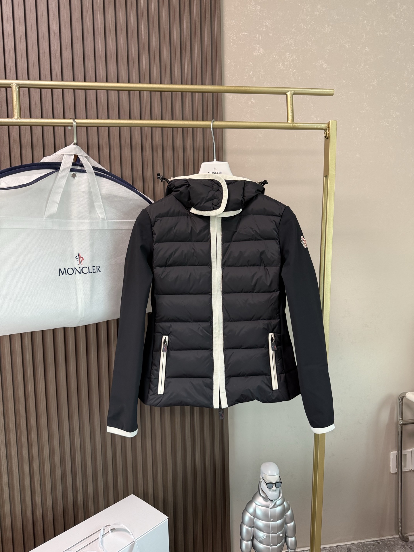 NO:590409,Down jacket with dust bag splicing, light down filling + knitted splicing, warm and flexible! Black edge + hood design, full of fashion sense. YKK waterproof zipper, suitable for outdoor skiing and daily commuting. Slim fit to show your figure, black label embroidery on the cuffs is very recognizable, it is a high-end status symbol. It is light and not bulky, versatile in winter, practical and fashionable! It can be easily controlled for skiing, traveling and urban commuting~,,jackets &  coats,down jacket,hats,alexander wang19860909配防尘袋拼接羽绒夹克,轻薄羽绒填充+针织拼接,保暖又灵活!黑色包边+连帽 设计,时尚感满分.YKK防水拉链,户外滑 雪、日常通勤都OK.修身版型显身材,袖口黑标刺绣超有辨识度,是高端身份象征.轻便不 臃肿,冬季穿搭百搭,实用又时髦!滑雪、 旅行、城市通勤都能轻松驾驭~,,jackets & coats,down jacket,hats,alexander wang,Women's clothing