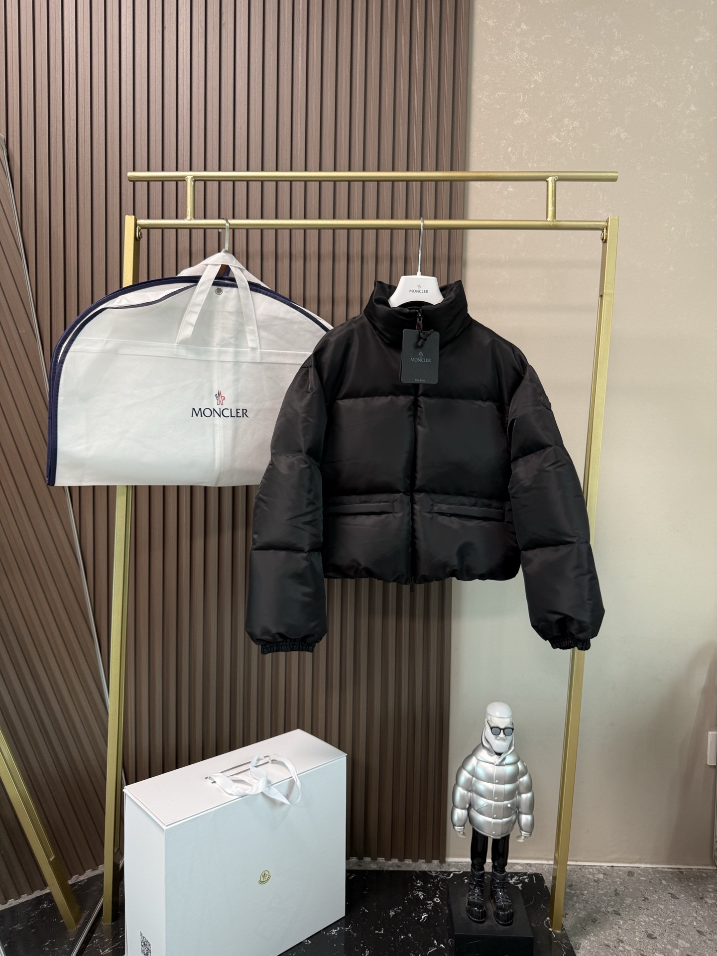 NO:687075,The new vissec short down jacket with dust bag outlines a clean silhouette with simple lines, and the classic black color gives it a calm aura. The stand-up collar design is windproof and warm, and the cuffs are tightened to lock in temperature. The short version optimizes body proportions and combines urban modernity with outdoor functions. The iconic logo on the left sleeve shows the luxury gene in a low-key manner. Whether you are commuting or roaming in winter, you can deal with the cold wave with a calm attitude, interpreting the high-end winter aesthetics of 'warmth but not bloated'. Color black  Size 0/1/2/3,,jackets & coats,down jacket,19860909配防尘袋新款vissec短款羽绒服外套 以简约线条勾勒利落轮廓,经典黑色赋予沉稳气场.立领设计防风保暖,袖口收紧锁住温度.短款版型优化身材比例,兼具都市摩登与户外机能.左袖标致性徽标低调彰显奢华基因,无论是通勤日常或冬日漫游,皆能以从容姿态应对寒潮,诠释“温暖不臃肿”的高级冬日美学. 颜色黑色 尺码0/1/2/3,,jackets & coats,down jacket,,Women's clothing