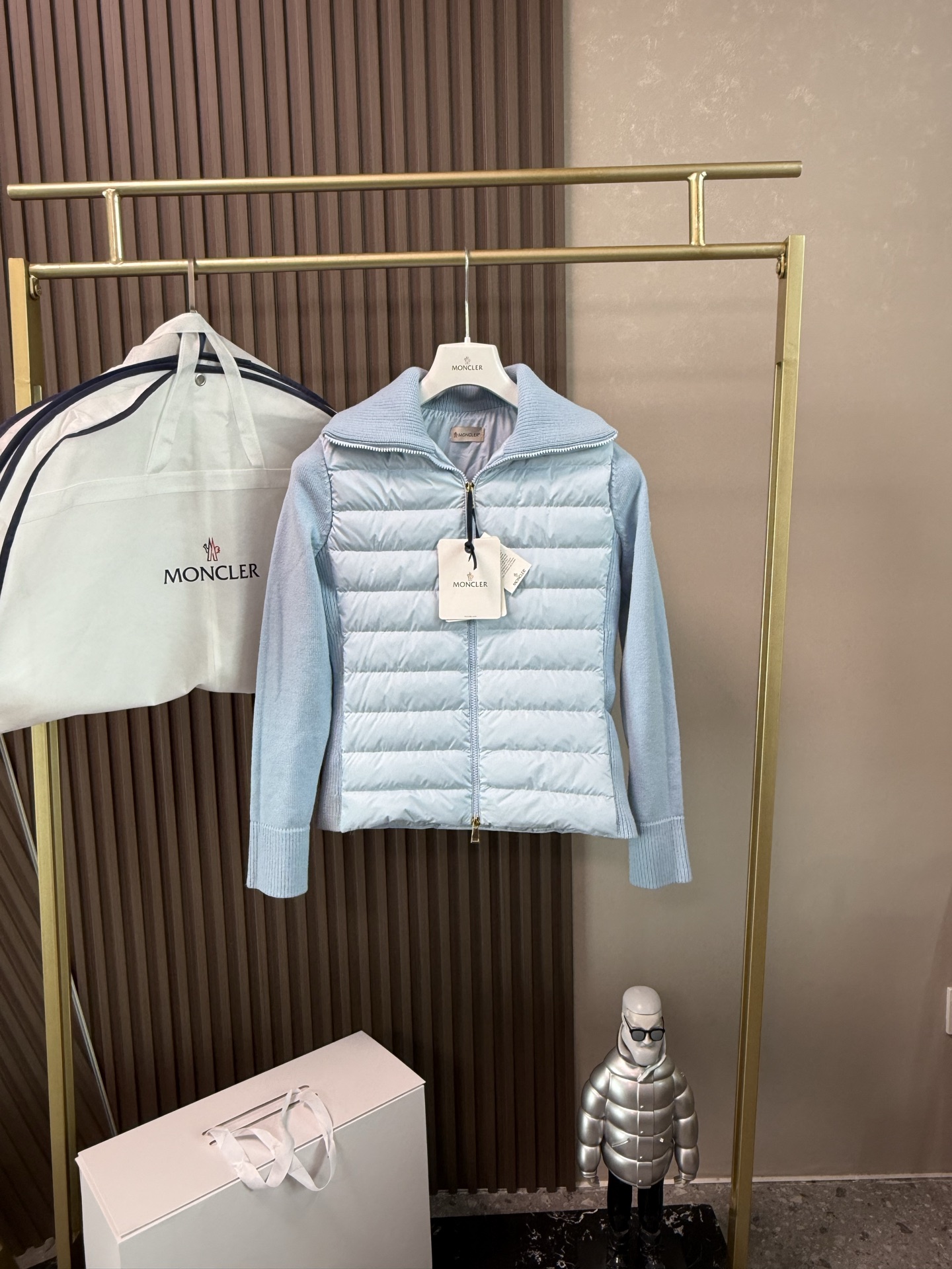 NO:590413,Comes with dust bag Moncler 2025 new autumn and winter women's lapel knitted splicing front and rear down lightweight jacket. Knitted to outline elegance, using down to interpret the lightness of a four-color women's lapel jacket, opening up a new winter aesthetic. Innovative knitting splicing technology, wool blended knitted collar and back sleeves gently wrap the down body.  Create a 'one piece is better than two' layered look. The down part continues the brand's consistent high quality. It is light and fluffy, firmly locking in warmth, allowing you to be at ease in the cold wind. The knitted sleeves are soft and skin-friendly, with a gentle texture, injecting casual elegance into the overall look.  The purity of milky white, the gentleness of nude pink, the freshness of sky blue, and the coolness of black are four colors suitable for different styles and occasions. Whether paired with jeans to create a casual feel, or with a skirt to highlight femininity, it can be easily controlled, helping you to lead the way on the autumn and winter fashion track and become an eye-catching presence on the street and in the workplace. Color Milky White Nude Pink Sky Blue Black Size S-M-L-XL, Moncler, skirts, jeans, jackets &  coats,down jacket,alexander wang19860909配防尘袋Moncler 蒙口 2025秋冬新款女士翻领针织拼接前后羽绒轻薄外套 以针织勾勒优雅,用羽绒诠释轻盈一四色女士翻领外套,开启冬日新美学 创新针织拼接工艺,羊毛混纺针织领口与后片袖袖子温柔包裹羽绒主体 打造「一件胜两件」的层次穿搭,羽绒部分,延续品牌一贯的高品质,轻盈蓬松,牢牢锁住暖意,让你在寒风中也能从容自在；针织袖身,柔软亲肤,自带温柔质感,为整体造型注入随性优雅. 奶白的纯净、裸粉的温婉、天蓝的清新、黑色的酷飒,四种色彩适配不同风格与场合.无论是搭配牛仔裤打造休闲感,还是配半身裙凸显女人味,它都能轻松驾驭,助你在秋冬时尚赛道上一路领跑,成为街头与职场都吸睛的存在. 颜色奶白色 裸粉色 天蓝色 黑色 尺码S-M-L-XL,,Moncler,skirts,jeans,jackets & coats,down jacket,alexander wang,Women's clothing