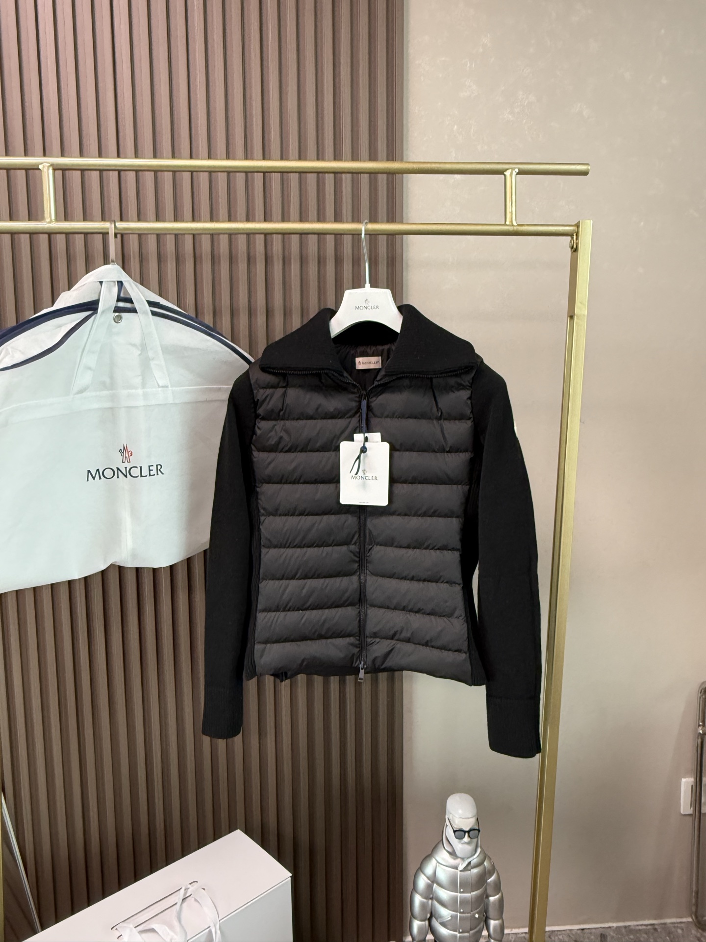 NO:590418,Comes with dust bag Moncler 2025 new autumn and winter women's lapel knitted splicing front and rear down lightweight jacket. Knitted to outline elegance, using down to interpret the lightness of a four-color women's lapel jacket, opening up a new winter aesthetic. Innovative knitting splicing technology, wool blended knitted collar and back sleeves gently wrap the down body.  Create a 'one piece is better than two' layered look. The down part continues the brand's consistent high quality. It is light and fluffy, firmly locking in warmth, allowing you to be at ease in the cold wind. The knitted sleeves are soft and skin-friendly, with a gentle texture, injecting casual elegance into the overall look.  The purity of milky white, the gentleness of nude pink, the freshness of sky blue, and the coolness of black are four colors suitable for different styles and occasions. Whether paired with jeans to create a casual feel, or with a skirt to highlight femininity, it can be easily controlled, helping you to lead the way on the autumn and winter fashion track and become an eye-catching presence on the street and in the workplace. Color Milky White Nude Pink Sky Blue Black Size S-M-L-XL, Moncler, skirts, jeans, jackets &  coats,down jacket,alexander wang19860909配防尘袋Moncler 蒙口 2025秋冬新款女士翻领针织拼接前后羽绒轻薄外套 以针织勾勒优雅,用羽绒诠释轻盈一四色女士翻领外套,开启冬日新美学 创新针织拼接工艺,羊毛混纺针织领口与后片袖袖子温柔包裹羽绒主体 打造「一件胜两件」的层次穿搭,羽绒部分,延续品牌一贯的高品质,轻盈蓬松,牢牢锁住暖意,让你在寒风中也能从容自在；针织袖身,柔软亲肤,自带温柔质感,为整体造型注入随性优雅. 奶白的纯净、裸粉的温婉、天蓝的清新、黑色的酷飒,四种色彩适配不同风格与场合.无论是搭配牛仔裤打造休闲感,还是配半身裙凸显女人味,它都能轻松驾驭,助你在秋冬时尚赛道上一路领跑,成为街头与职场都吸睛的存在. 颜色奶白色 裸粉色 天蓝色 黑色 尺码S-M-L-XL,,Moncler,skirts,jeans,jackets & coats,down jacket,alexander wang,Women's clothing