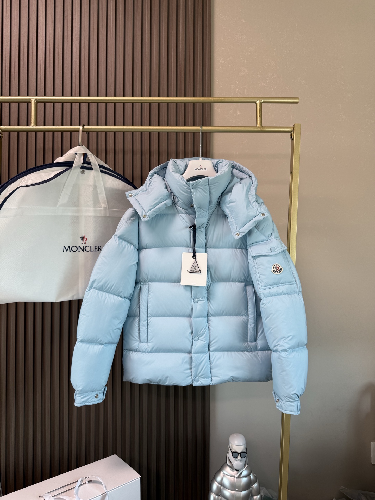 NO:621833,Comes with dust bag｜Moncler Mouth Vezere matte short Maya/short down jacket Description This short parka down is made of longue Saion fabric. The garment is full of functional details to ensure warmth and care. It has a detachable hood, zipper pockets, adjustable cuffs and a snap zipper flap placket. The sleeves are embellished with trademarks. It adds a unique touch to the overall look and significantly improves the protective performance. Material process analysis 1 Original Nfc inductive anti-counterfeiting chip 2 National standard 90 pure white duck down, the exclusive use of top-grade down on the market, never false goose down and other misunderstandings 3 Fabric: nylon; Lining: nylon, one of the best on the market, everything is customized according to the original version. 4 The original processing factory produces electroplated hardware, all original factory customization, non-market various replicas 5. It is produced by a factory of the same manufacturer as Mani. It has always been unambiguous in terms of quality. Everyone knows about the craftsmanship, QA and Qc quality inspection of workers when shipping from large factories. It is not comparable to small factories in the market. For the mouth-mounted down jackets, if you don’t brag, there is almost no one that can do better than us! Make an original product with care, so that every customer has the confidence to introduce to his customers that this is the top replica version in China. A good product does not need too many soft articles to set it off, only junk products will brag about the original ZP and use thousands of words to impress consumers! Size 1-5,,Moncler,Moncler,down jacket,hats,alexander wang19860909配防尘袋｜盟可睐 蒙口 Vezere雾面短玛雅/短款羽绒服 描述 该款短款派克羽绒采用 longue Saion面料制成,服装满载功能性细节,确保温暖呵护.设有可拆卸风帽、拉链口袋、可调节袖口以及按扣拉链翻盖门襟.衣袖点缀商标.为整体造型增添一抹独特气息的同时防护性能显著提升. 材料工艺解析 1原版Nfc感应式防伪芯片 2国标90纯白鸭绒,市面独家使用顶级羽绒,绝不吹虚鹅绒等一系列的错误理解 3 面料: 锦纶; 里料: 锦纶 ,市面最顶级没有之一,一切遵照原版定制. 4原代加工厂出品电镀五金,全部原厂定制,非市场各类复刻版 5某玛尼同代工厂出品,在品质方面一直是不去含糊,大厂出货大家都懂工人的工艺、QA与Qc品检 不是市面小厂可比的. 蒙口羽绒服,不吹嘘,目前能比我们做的更好的几乎没有！ 用心做一件原版产品,让每一位客户有底气去给他的客户介绍说这个是国内最顶级复刻版本. 好的产品不需要过多软文去衬托, 只有垃圾产品才会吹嘘原单ZP 用洒洒洋洋几千字来打动消费者！ 尺码1-5,,Moncler,Moncler,down jacket,hats,alexander wang,Women's clothing