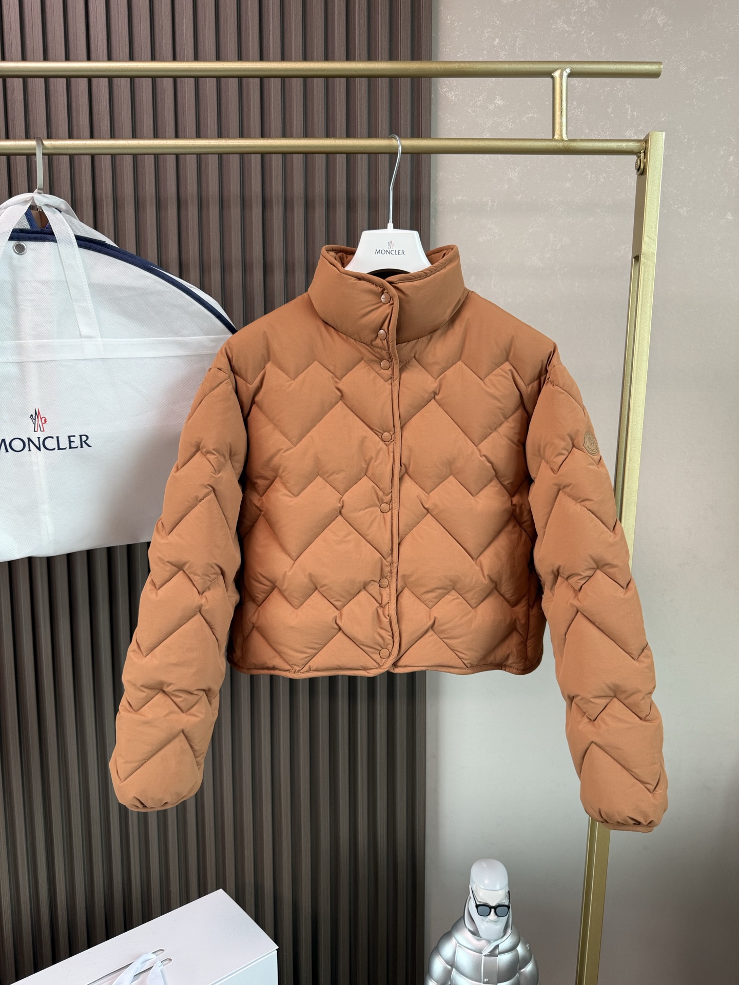 NO:591246,Comes with dust bag Moncler/Moncler 25 autumn and winter women's Senevee stand collar wavy pattern short down jacket, single-breasted design, convenient and simple Style number 0120 Size sml Color white Khaki yellow,, Moncler, down jacket, alexander wang19860909配防尘袋 Moncler/蒙口25秋冬女Senevee立领波浪纹短款羽绒服,单排扣设计,方便简约 款号0120 尺码sml 颜色白色 卡其黄色,,Moncler,down jacket,alexander wang,Women's clothing