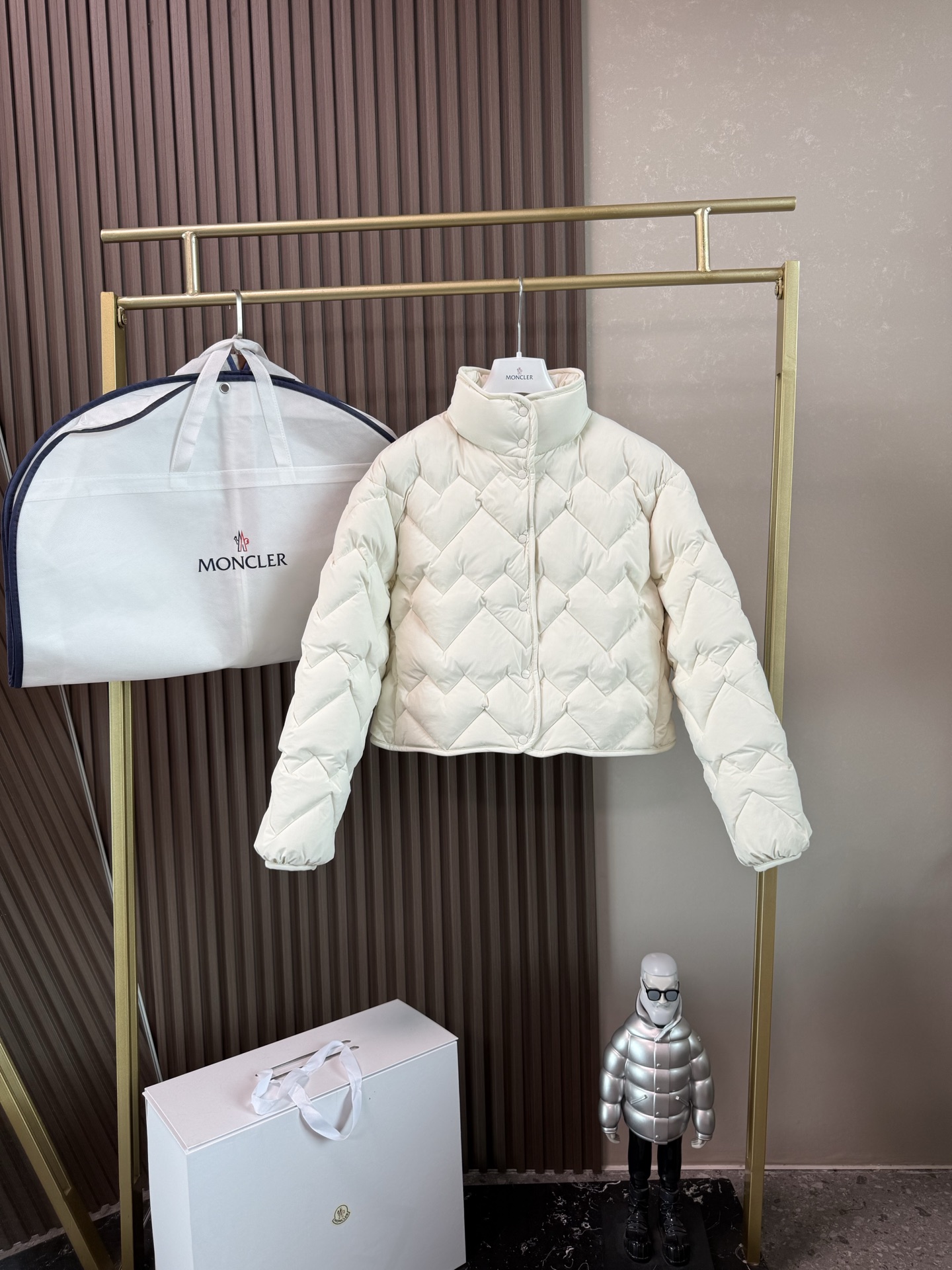 NO:591252,Comes with dust bag Moncler/Moncler 25 autumn and winter women's Senevee stand collar wavy pattern short down jacket, single-breasted design, convenient and simple Style number 0120 Size sml Color white Khaki yellow,, Moncler, down jacket, alexander wang19860909配防尘袋 Moncler/蒙口25秋冬女Senevee立领波浪纹短款羽绒服,单排扣设计,方便简约 款号0120 尺码sml 颜色白色 卡其黄色,,Moncler,down jacket,alexander wang,Women's clothing