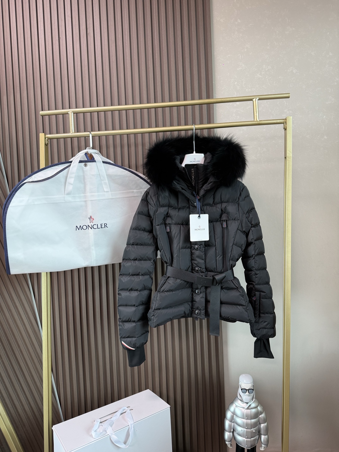 NO:590421,With dust bag, Moncler Beverley women's large fur collar outdoor series down jacket, Yi Mengling's same style ski suit, Moncler outdoor sports series jacket, domestic zg33000, this Moncler outdoor series down jacket is a necessary warm item, highlighting Moncler's style characteristics. Moncler's classic Beverley ski down jacket is new in winter. Last year, I saw Yi Mengling's one that went crazy after wearing it. The waist design is really slimming. This one combines the functionality of skiing.  As well as the practicality and fashionability of our cities. The fabric is very soft and has windproof and waterproof functions. The large fur collar design is not only fashionable but also flatters the small face. The details are very good. The ski series is warm, not to mention that it is completely OK for daily wear in addition to skiing. It can be paired with a pair of tights, snow boots (ski boots). Product details Natural fox fur  Perfect and precise attention to detail to provide gorgeous and warm care. Can create a variety of styles according to the weather. Exclusively customized velvet-filled fine goose down with unparalleled fluffiness, extremely high warmth and strong thermal insulation. It instantly beats all market products. The strongest restored version is the best-selling model in the counter. It has good thermal insulation effect. What about the classic version?  The combinations all look good, full of high-end sense, original custom dust-proof bags, custom hangers packaging, exclusive Yuan version development of ceiling quality. I can guarantee that no one on the market can do it better than us. We are not afraid of high-definition shooting. The strongest quality is here. The products produced by my house must be top-notch and invincible!  All the details are highly restored to the original version and are infinitely close to the original version. Welcome to compare. My down is a hot-selling product every year. It must be of guaranteed quality and everyone will keep coming back to buy it. This is also our original intention to insist on quality. What you see is what you get. It is perfect for personal use as a gift. Everyone knows it. Different fabrics, different workmanship fineness, differences in overall down filling, and differences in overall styles. These market products are very different from mine.  The same exclusive Yuan version, fixed color, custom development, is by no means the market currency. WYSIWYG, ready-made instant delivery. The exclusive Yuan version development guarantees the quality of the ceiling. It is super light. How to do it? You must choose high-quality large white goose down filling to make it so light, fluffy and warm. It is definitely not the market currency. Choose the top restored version of my home-made down jacket, which is the best in the whole network. 1.2.3.4, boots, jackets  & coats,jackets & coats,down jacket,alexander wang19860909配防尘袋Moncler Beverley女士大毛领户外系列羽绒服外套,易梦玲同款滑雪服Moncler户外运动系列夹克外套,国内zg33000,这款Moncler 户外系列羽绒夹克是必需的保暖单品,彰显Moncler的风格特色.Moncler经典款Beverley滑雪羽绒服冬季又上新啦,去年看易梦玲上身后就疯狂种草的一款 收腰设计真的太显瘦了 这款是结合了滑雪的功能性 以及我们都市的实穿性和时尚性 面料很软 并且有防风防水功能 大毛领设计不仅时尚又衬的脸小 细节做的非常棒 滑雪系列保暖更不用多说 除了滑雪 就连日常穿着也是完全OK的 可以搭配一条紧身裤雪地靴（滑雪靴） 商品详情天然狐狸毛 完美精准对细节提供华丽温暖呵护.可根据天气打造多种造型.独家定制充绒精品鹅绒充无敌蓬松度极高保暖性极强秒杀一切市场货最强还原版专柜热卖款,保暖效果好,经典版型怎么搭配都好看,高级感满满,原版定制防尘布袋定制衣架包装,独家元版开发天花板品质我敢保证市面没有一家比我们做的好不惧高清拍摄最强品质就在这我家出品必属佳品充绒无敌好！所有细节都高度还原原版无限接近原版欢迎对比我家羽绒每年都是热销产品就肯定是质量有保证大家才会一直回头买这也是我们一直以来的初衷坚持品质所见即所得送礼自用都非常完美,懂得都懂,面料不同,做工精细度不同,整体充绒量的差别,整体版型的差别,这些市场货和我家都是很不一样的独家元版定色定制开发绝非市场通货所见即所得现货秒发独家元版开发保证天花板品质超轻盈如何做到就必须要选精品大朵白鹅绒填充才能做到如此轻盈蓬松保暖绝非市场通货选我家出品绝对放一万个心保暖羽绒服顶级还原版本,全网最佳1.2.3.4,,boots,jackets & coats,jackets & coats,down jacket,alexander wang,Women's clothing