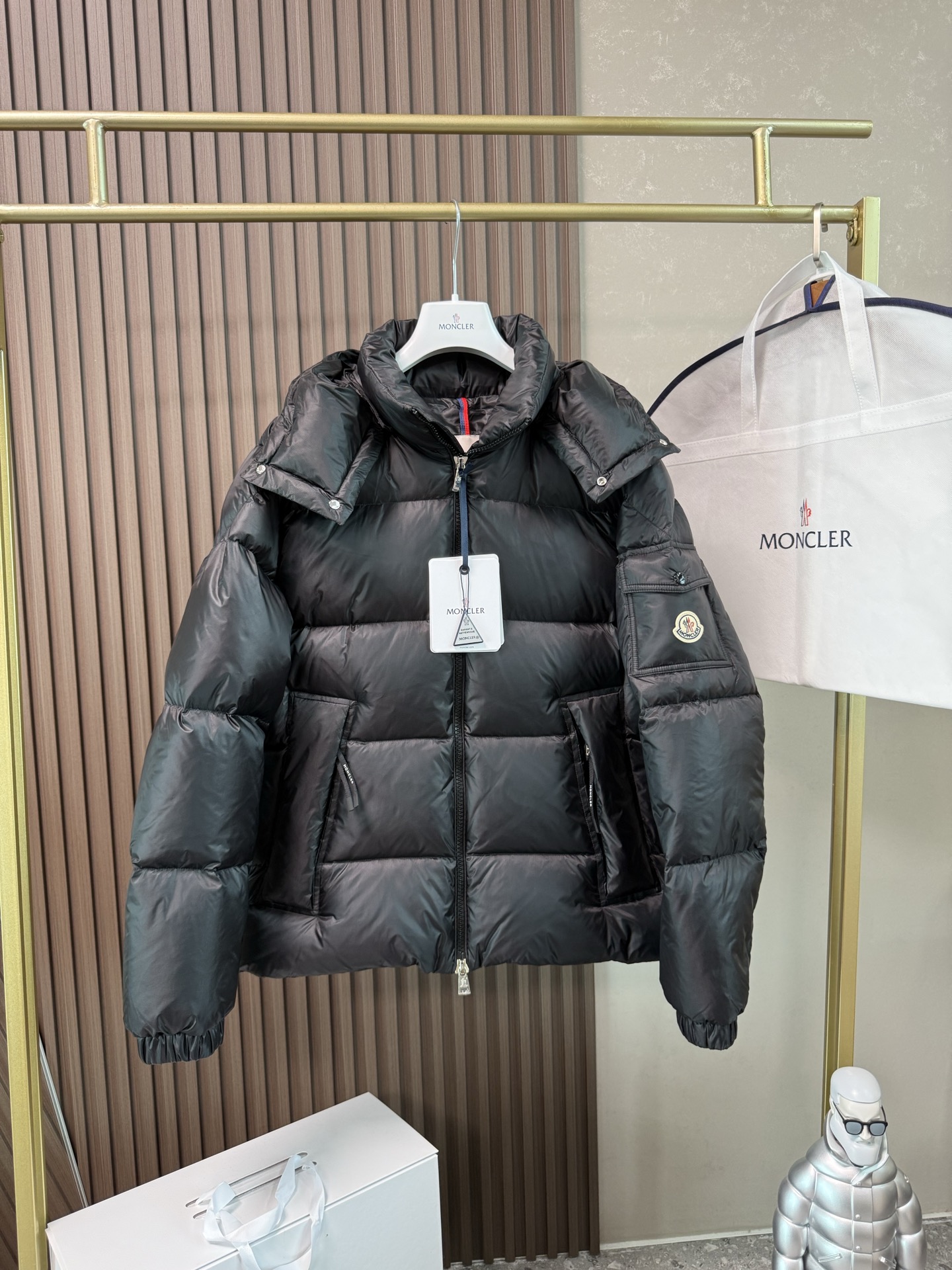 NO:591273,Comes with dust bag 25Moncler Moncler FW25 Couyere solid color short zipper long-sleeved down jacket, same style for men and women, simple and elegant design Size 12345 Color black white gray, Moncler, down jacket, alexander wang19860909配防尘袋 25Moncler盟可睐 FW25 Couyere 纯色短款拉链长袖羽绒服,男女同款,简单大方设计 尺码12345 颜色黑色 白色 灰色,,Moncler,down jacket,alexander wang,Women's clothing
