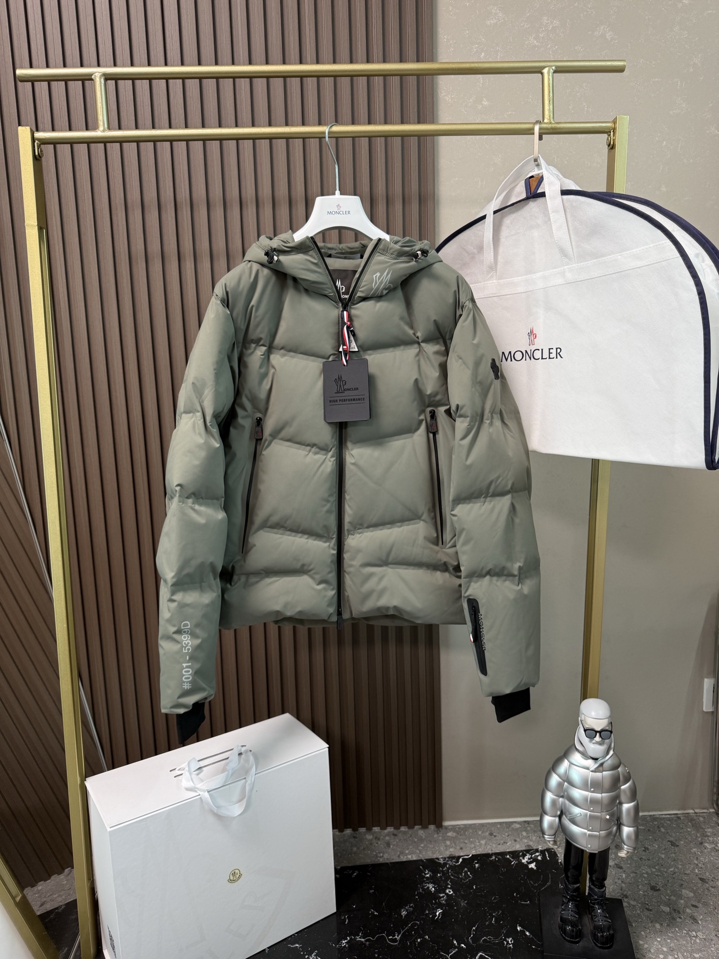 NO:590411,Comes with dust bag Angren Hooded Down Ski Jacket Jacket The Angren Men's Down Jacket offers bold, modern lines. It's cropped and made from four-way stretch poplin for easy movement. This practical jacket has functional zippers and stretch-jersey wrist guards to protect against the elements. Built-in RECCO reflectors add a finishing touch to the style. Made from double-layered four-way stretch poplin, four-way stretch poplin lining with down-filled heat-sealed seams  Adjustable drawstring hood Bonded checkered quilted logo detail YKK° AquaGuard functional zipper closure  jacket,hats,alexander wang19860909配防尘袋Angren连帽羽绒滑雪夹克外套 Angren男士羽绒夹克演绎大胆的现代线条.短款设计,采用四向弹性府绸面料制成,便于自如活动.这款实用夹克配有功能性拉链和弹性平纹针织护腕,可抵御恶劣天气.内置RECCO反射器,为款式增添点睛之笔.采用双层四向弹性府绸面料制成四向弹性府绸面料衬里填充羽绒热封接缝 可调节抽绳兜帽粘合方格块绗缝标识细节 YKK°AquaGuard功能性拉链开合 YKKAquaGuard功能性拉链外部口袋内部电子设备口袋雪裙 RECCO反射器弹性平纹针织护腕 YKK AquaGuard功能性拉链滑雪通行证口袋弹性抽绳下摆压纹硅胶标识 颜色黑色 绿灰色 码数12345,,skirts,jackets & coats,jackets & coats,down jacket,hats,alexander wang,Women's clothing