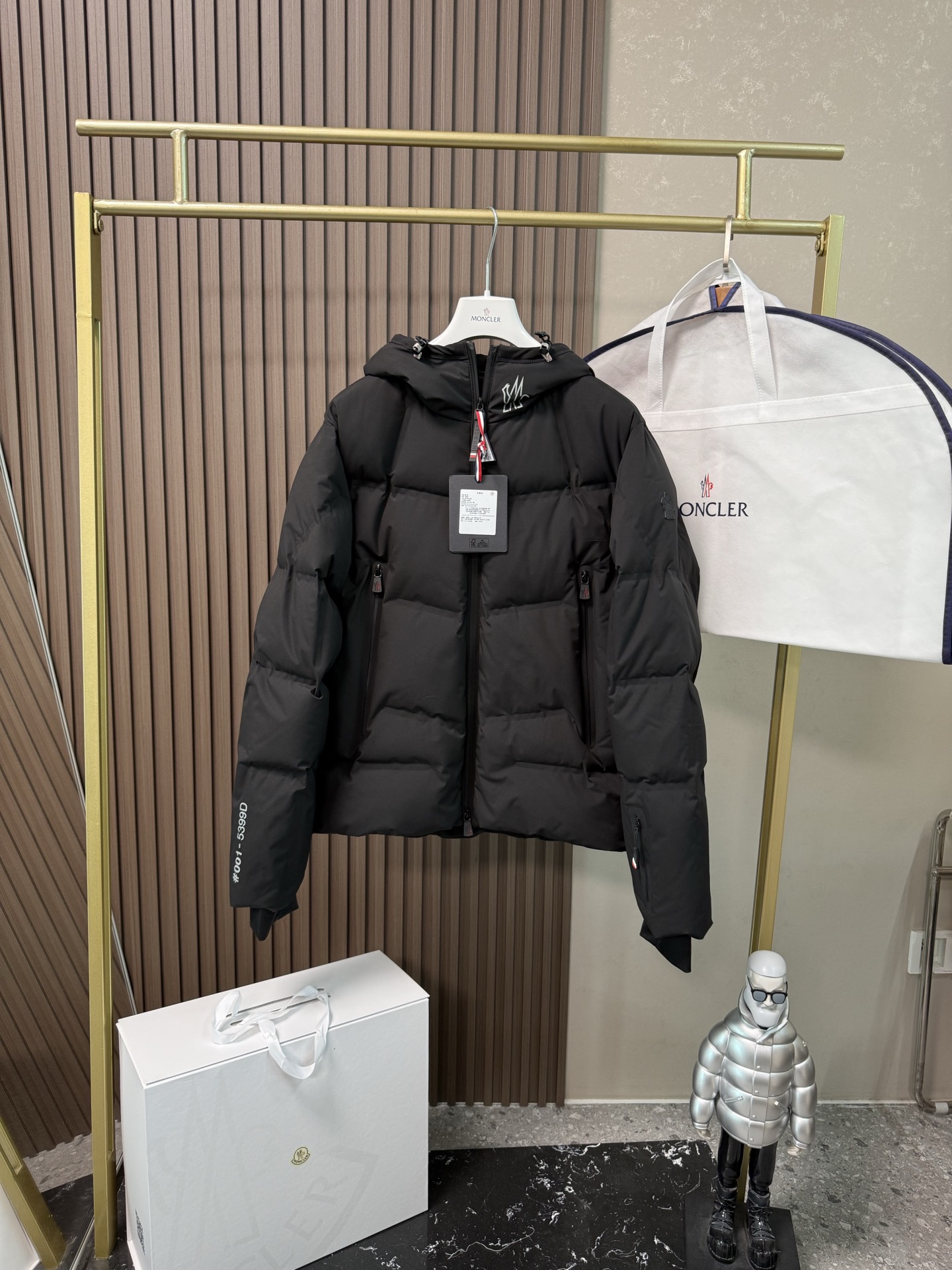 NO:590416,Comes with dust bag Angren Hooded Down Ski Jacket Jacket The Angren Men's Down Jacket offers bold, modern lines. It's cropped and made from four-way stretch poplin for easy movement. This practical jacket has functional zippers and stretch-jersey wrist guards to protect against the elements. Built-in RECCO reflectors add a finishing touch to the style. Made from double-layered four-way stretch poplin, four-way stretch poplin lining with down-filled heat-sealed seams  Adjustable drawstring hood Bonded checkered quilted logo detail YKK° AquaGuard functional zipper closure  jacket,hats,alexander wang19860909配防尘袋Angren连帽羽绒滑雪夹克外套 Angren男士羽绒夹克演绎大胆的现代线条.短款设计,采用四向弹性府绸面料制成,便于自如活动.这款实用夹克配有功能性拉链和弹性平纹针织护腕,可抵御恶劣天气.内置RECCO反射器,为款式增添点睛之笔.采用双层四向弹性府绸面料制成四向弹性府绸面料衬里填充羽绒热封接缝 可调节抽绳兜帽粘合方格块绗缝标识细节 YKK°AquaGuard功能性拉链开合 YKKAquaGuard功能性拉链外部口袋内部电子设备口袋雪裙 RECCO反射器弹性平纹针织护腕 YKK AquaGuard功能性拉链滑雪通行证口袋弹性抽绳下摆压纹硅胶标识 颜色黑色 绿灰色 码数12345,,skirts,jackets & coats,jackets & coats,down jacket,hats,alexander wang,Women's clothing