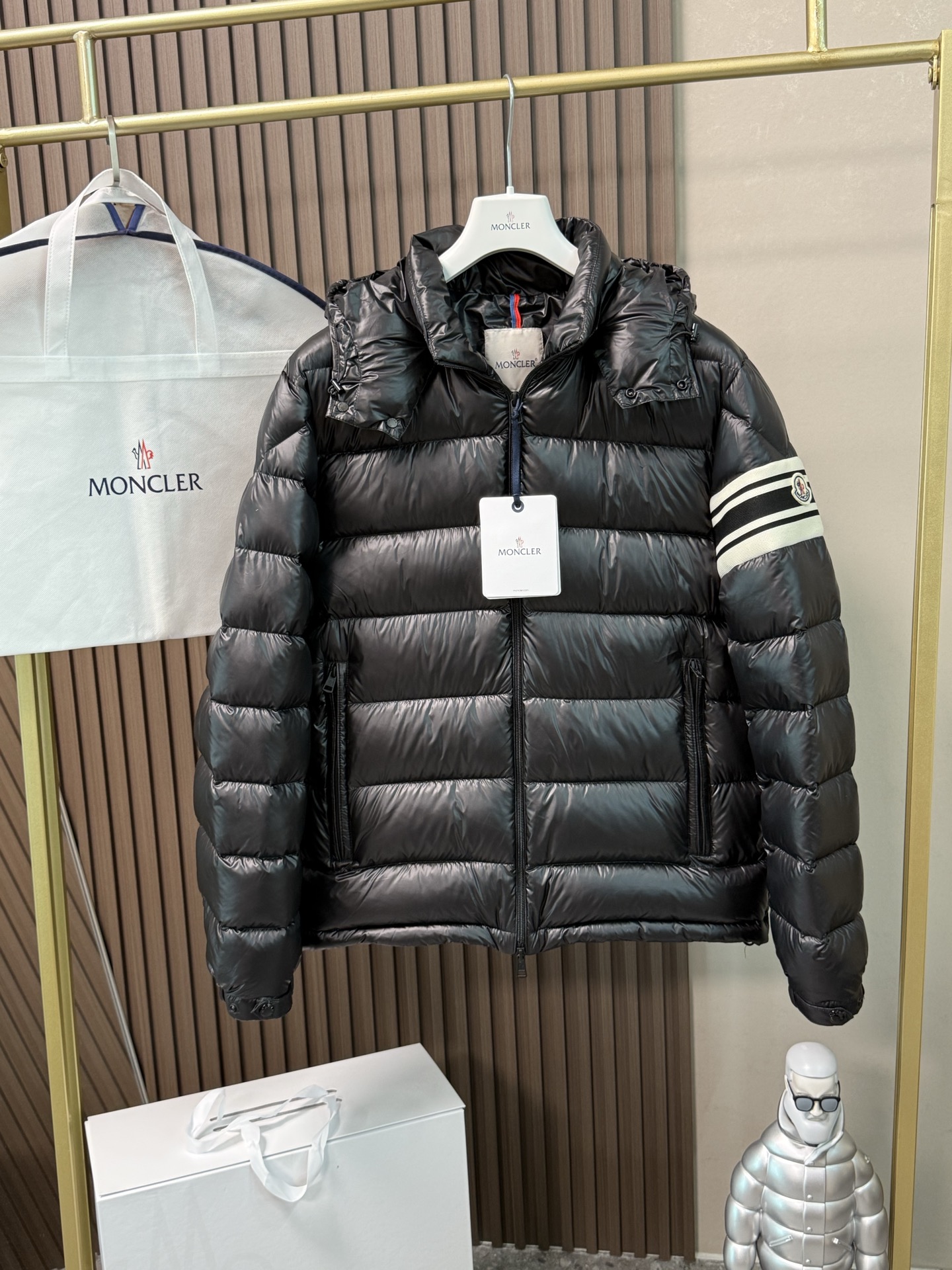 NO:590425,Equipped with dustproof bag. 2025 autumn and winter new original 1:1 customized hardware accessories. All imported original customization. Welcome to compare at the counter. Absolutely high quality. Made of top-grade 95 white duck down. Super soft. Filled with fluffy feathers. Super heavy fabrics with perfect workmanship. Pay attention to the fabrics are super comfortable. Exclusive model. Non-market goods. Same size for men and women. 12345. Color green and black. Buy now, alexander wang19860909配防尘袋2025秋冬新款原版1:1订制五金配件全进口原版定制 欢迎专柜对比 绝对的高品质 采用顶级95白鸭绒 超柔软 充羽量蓬松饱满 超级重面料做工杠杠的版型完美 注意面料超舒服 独家款 非市场货 男女同款尺码12345 颜色绿色黑色 立即抢购,,alexander wang,Women's clothing