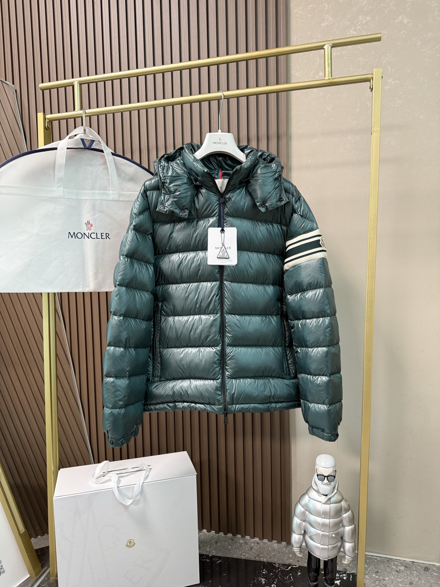 NO:590419,Equipped with dustproof bag. 2025 autumn and winter new original 1:1 customized hardware accessories. All imported original customization. Welcome to compare at the counter. Absolutely high quality. Made of top-grade 95 white duck down. Super soft. Filled with fluffy feathers. Super heavy fabrics with perfect workmanship. Pay attention to the fabrics are super comfortable. Exclusive model. Non-market goods. Same size for men and women. 12345. Color green and black. Buy now, alexander wang19860909配防尘袋2025秋冬新款原版1:1订制五金配件全进口原版定制 欢迎专柜对比 绝对的高品质 采用顶级95白鸭绒 超柔软 充羽量蓬松饱满 超级重面料做工杠杠的版型完美 注意面料超舒服 独家款 非市场货 男女同款尺码12345 颜色绿色黑色 立即抢购,,alexander wang,Women's clothing