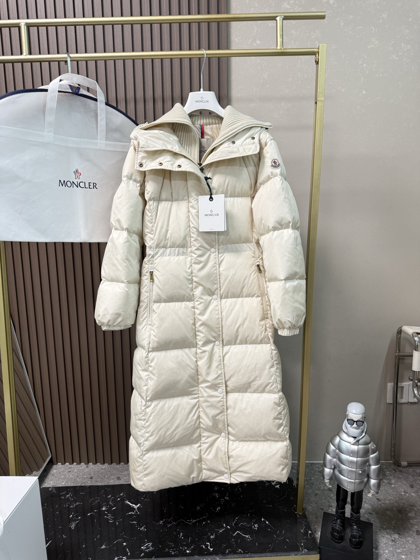 NO:591267,Comes with a dust bag. Moncler Chamer women's hooded long down jacket. Fake two-piece knitted down jacket with large lapel design. Gentle temperament on the upper body. Original 1:1 customized hardware accessories are all imported and original customization. Welcome to compare at the counter. Absolutely high quality. Made of top-grade white duck down, super soft and full of feathers. Super heavy fabric workmanship, perfect shape. Note that the fabric is super comfortable. Color: off-white, black. Size 1-2-3-4  Buy now,,Moncler,jackets & coats,jackets & coats,down jacket,hats,alexander wang19860909配防尘袋Moncler盟可睐 Chamer女士连帽长款羽绒夹克外套 针织大翻领羽绒服假两件设计上身温柔气质 原版1:1订制五金配件全进口原版定制 欢迎专柜对比 绝对的高品质 采用顶级白鸭绒超柔软 充羽量蓬松饱满 超级重面料做工杠杠的版型完美 注意面料超舒服 颜色米白色 黑色 尺码1-2-3-4 立即抢购,,Moncler,jackets & coats,jackets & coats,down jacket,hats,alexander wang,Women's clothing