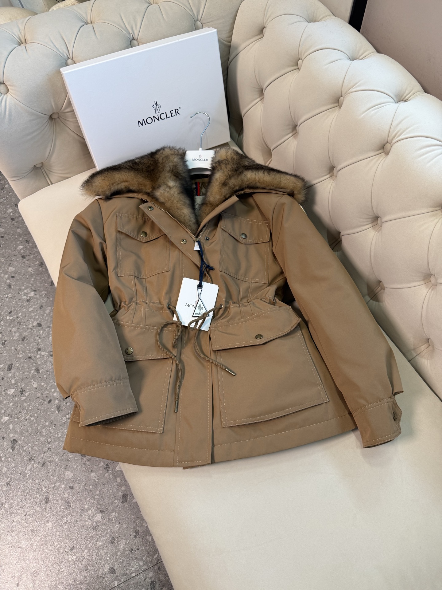 NO:605193,With dust bag lining, goose down, filling, fur collar, imported Spanish Tuscan goat hair, color khaki, size, 00, 0, 1, 2,,,alexander wang19860909配防尘袋内胆鹅绒,填充、毛领,进口西班牙托斯卡纳山羊毛、 颜色卡其, 尺码,00、0、1、2、,,alexander wang,Women's clothing