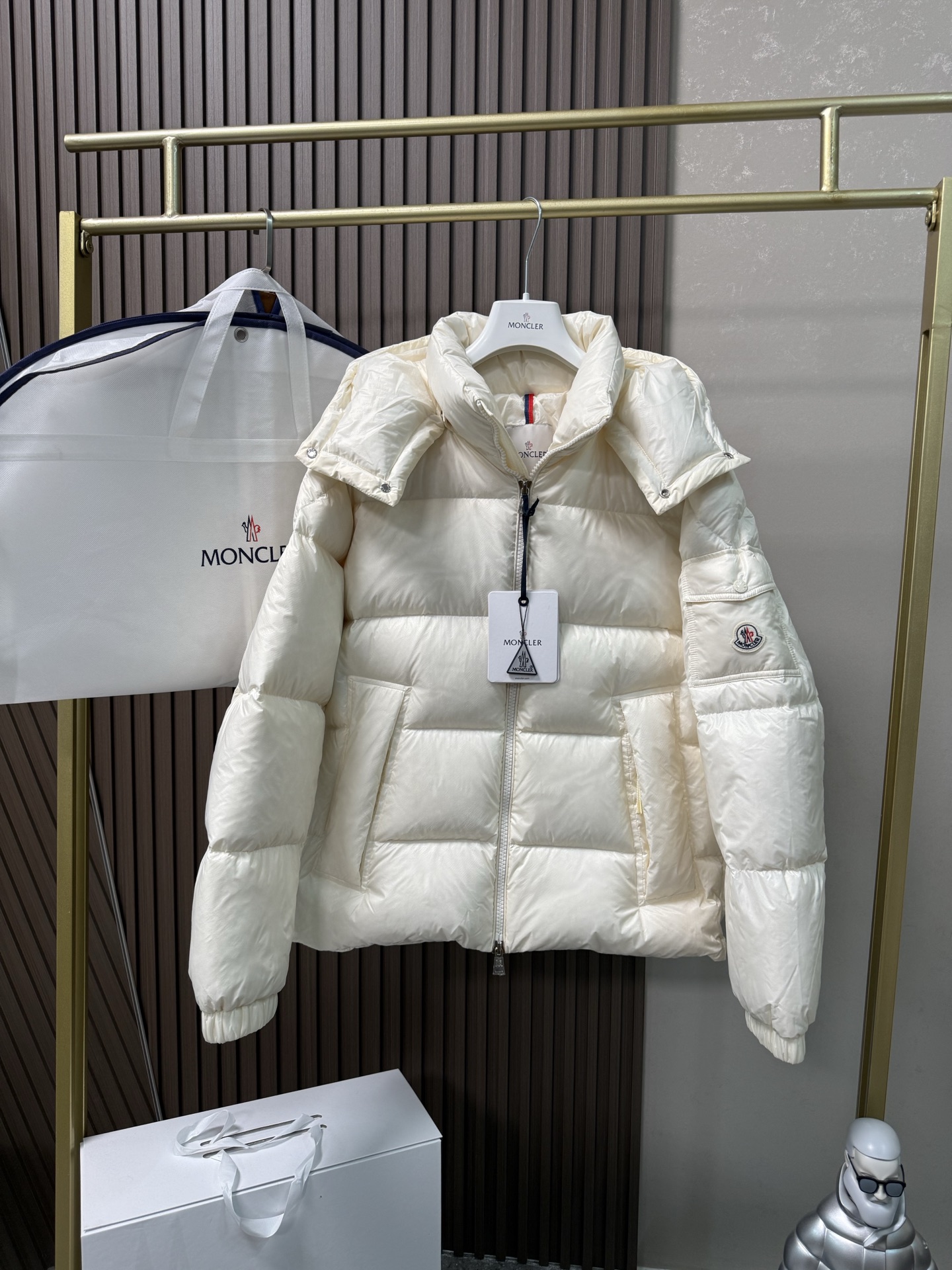 NO:591277,Comes with dust bag 25Moncler Moncler FW25 Couyere solid color short zipper long-sleeved down jacket, same style for men and women, simple and elegant design Size 12345 Color black white gray, Moncler, down jacket, alexander wang19860909配防尘袋 25Moncler盟可睐 FW25 Couyere 纯色短款拉链长袖羽绒服,男女同款,简单大方设计 尺码12345 颜色黑色 白色 灰色,,Moncler,down jacket,alexander wang,Women's clothing