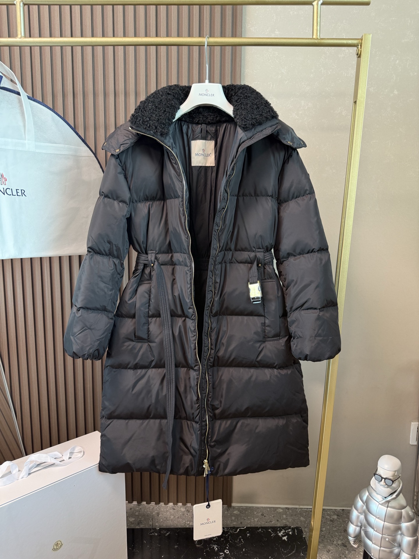 NO:657186,Equipped with dust bag; the popular Moncle*r25 new autumn and winter style; Briant mid-length women's down jacket implements 'practical aesthetics' into every detail!  Briant's down jacket is a great item that combines warmth and good looks, keeping you neither cold nor bulky in the cold winter!  [On the fabric] 90 high fill power white goose down filling, the down is full and clean, the temperature locking power is directly stretched, and the body heat can be firmly held even in sub-zero temperatures!  The brand's customized high-density matte nylon fabric is lightweight and burden-free and comes with windproof and splash-proof buff, so you can feel at ease when going out in rainy or snowy weather!  The three-dimensional quilting process accurately zones down filling, which not only avoids the worry of running down, but also makes the silhouette crisp and neat, keeping you warm and not bulky at all!  [In terms of design] The mid-length silhouette is just right to wrap the whole body in warmth, and is super friendly to all body shapes. The detachable metal buckle belt is the finishing touch. It can be adjusted freely to accurately pinch out the slim waistline, optimizing the 37-point body proportion, and completely breaking the bloated stereotype of down jackets.  The collar is made of luxurious teddy velvet spliced with soft and rich velvet, which not only protects the warmth of the neck, but also injects gentle texture into the cool silhouette. It is matched with a gold zipper and a belt buckle, and the details are full of high-end style. The texture of the customized original hardware is online. The double-open zipper is smooth and not stuck. The zipper has the brand's exclusive stamp and is full of texture. It will not peel off or deform after several years of use!  Size 0, 1, 2, 3,,down jacket,alexander wang19860909配防尘袋；爆款Moncle*r25秋冬新款；Briant 中长款女士羽绒服 把「实用美学」贯彻到每一处细节 ！Briant 羽绒服堪称集保暖与颜值于一身的王炸单品,让你在寒冬既不冻人也不臃肿！【在面料上】90 高蓬松度白鹅绒填充,绒朵饱满洁净,锁温力直接拉满,零下低温也能牢牢守住身体热量！品牌定制高密度哑光锦纶面料,轻盈无负担还自带防风防泼溅 buff,雨雪天气出门也安心！立体绗缝工艺精准分区充绒,既避免跑绒烦恼,又让廓形挺括利落,保暖的同时完全不显笨重！【在设计上】 中长款廓形恰到好处裹住全身暖意,对各种身形都超友好 可拆卸金属扣腰带是点睛之笔,自由调节就能精准掐出纤薄腰线,优化三七分身材比例,彻底打破羽绒服的臃肿刻板印象 领口奢华泰迪绒拼接软绒丰盈,既护住颈间暖意,又给酷飒版型注入温柔质感,搭配金色拉链与腰带扣,细节处尽显高阶格调 定制原版五金件质感在线,双开拉链顺滑不卡顿,拉链上都有品牌专属印记,质感十足,用几年都不会掉漆、变形！ 尺码0、1、2、3,,down jacket,alexander wang,Women's clothing