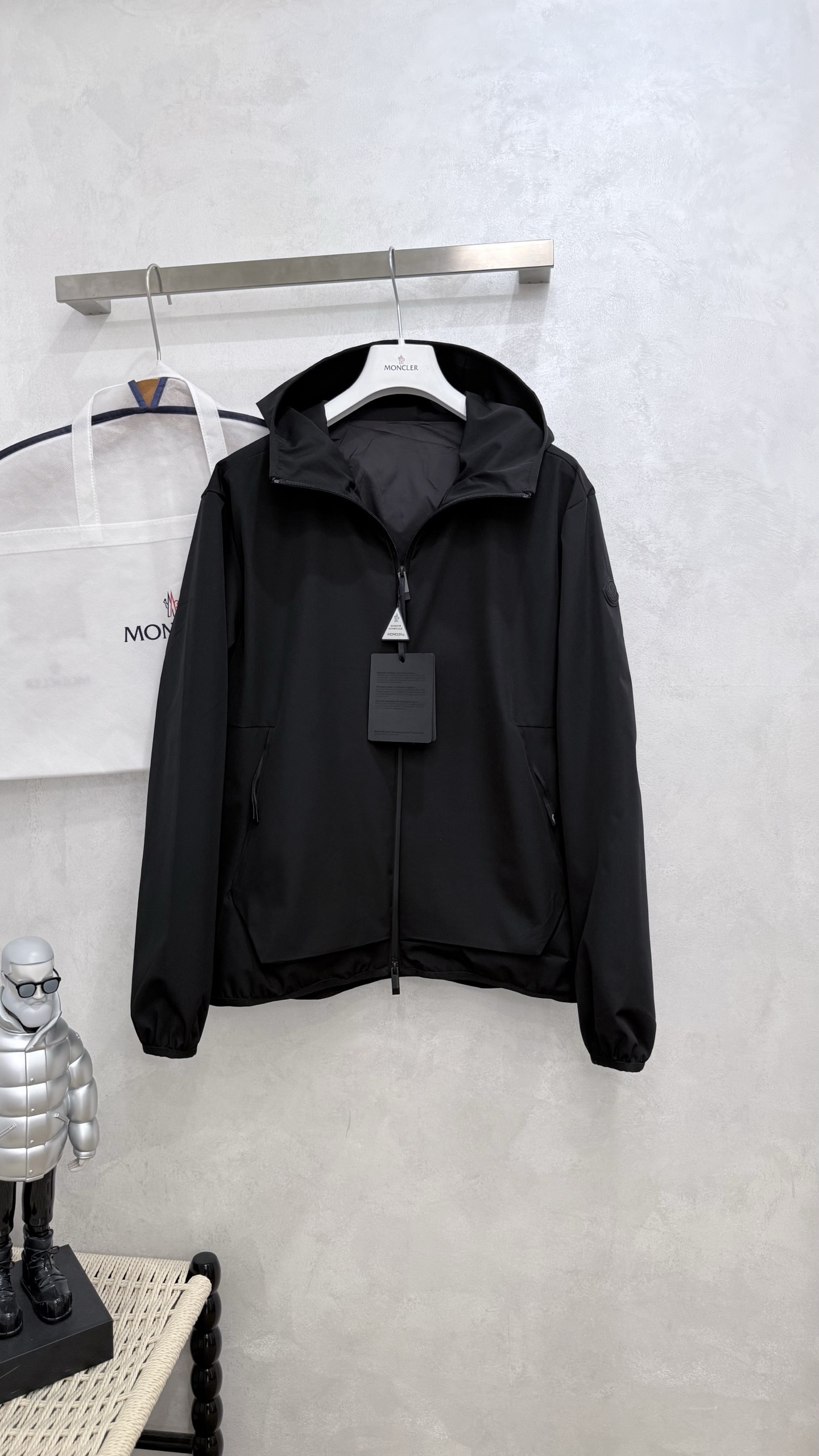 NO:752410,Vietnam OEM factory returns spring and summer style masked Granier men's hooded jacket~ Just right for spring, complete with labels, can be given away directly!  The Granier series is specially designed for adventure activities inside and outside the city. The design concept combines fashion and practicality. It is windproof and sunproof. The fabric is made of custom-woven nylon fabrics. It has been functionally treated and has a silky texture on the surface. It feels soft and delicate, skin-friendly and breathable. The interior is designed with high-density nylon, which is silky and delicate when worn close to the body. It is super comfortable. The back is designed with a 3M reflective logo, which makes it easier to be seen in dim light or when traveling at night, thus improving safety!  ,,Moncler,jackets & coats,jackets & coats,hats,19860909越南代工厂回货 春夏款蒙口Granier男士连帽夹克外套～ 开春穿正合适,标牌齐全 可直接送人！ Granier系列专为城市内外探险活动而设计,时尚性与实用性相结合的设计理念,防风防晒,面料采用客供订织尼龙面料,经过功能性处理,表面丝滑质感,手感柔软细腻,亲肤透气,内里采用高密度锦纶设计,贴身穿 丝滑细腻,超级舒服,后背采用3M反光标识设计,在比较昏暗的光线下 或者夜晚出行,更容易被看到,从而提高了安全性！,,Moncler,jackets & coats,jackets & coats,hats,,Women's clothing