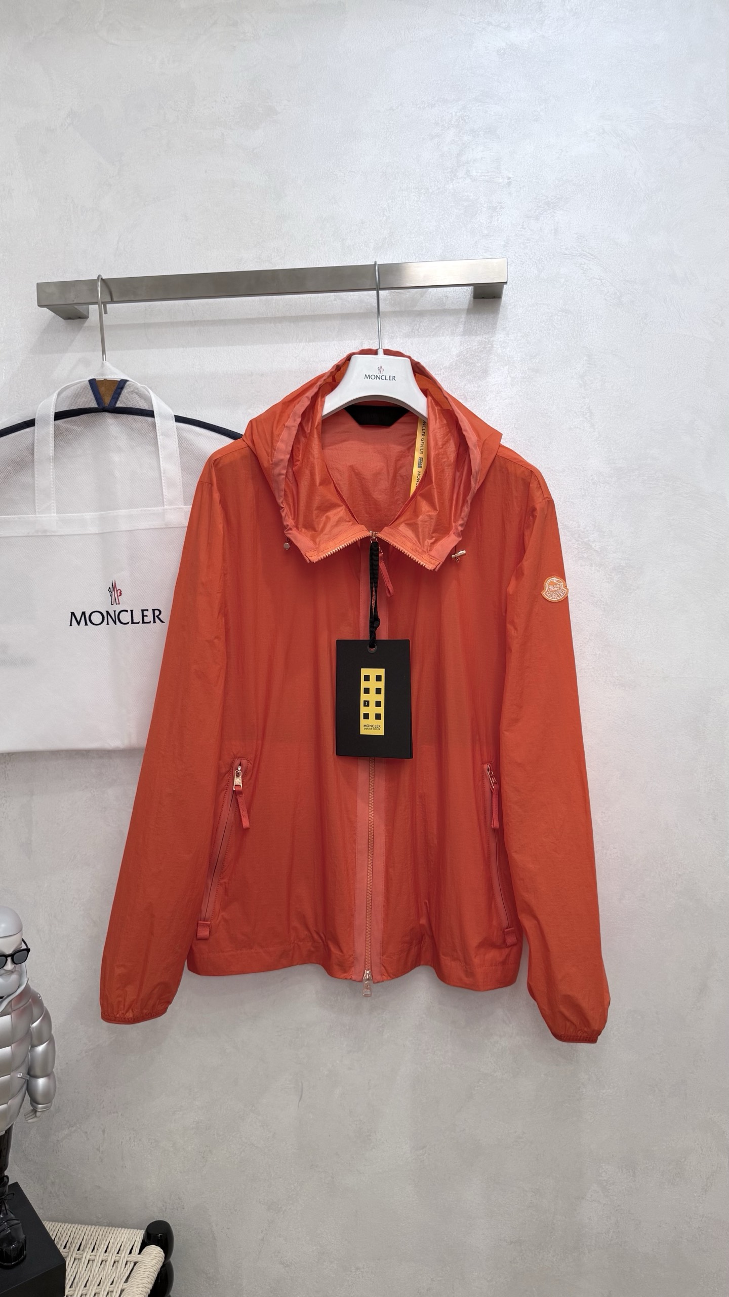 NO:752428,Hamlin hooded jacket for men and women Moncler x Gilga Farm designed by Donald Glover The Hamlin hooded jacket was designed in collaboration with Donald Glover and pays tribute to the artist's farm life. This Moncler Genius piece is made of nylon fabric, which is durable and functional. The warm piece of the Moncler  Logo patch Drawstring hem Color [Navy Blue/Bright Orange] Size: 1/2/3/4 1 Shoulder Width 52 Chest 122 Clothing Length 69.5 Sleeve Length 65 2 Shoulder Width 53.2 Chest 126 Clothing Length 71 Sleeve Length 66 3 Shoulder Width 54.4 Chest 130 Clothing Length 72.5 Sleeve Length 67 4 Shoulder Width 55.6 Chest 134  Clothes length 74, sleeve length 68,,jackets & coats,jackets & coats,hats,19860909Hamlin男女款连帽夹克外套Moncler x Gilga Farm designed by Donald Glover Hamlin连帽夹克由品牌与Donald Glover合作设计,致敬这位艺术家的农场生活.这款Moncler Genius单品采用尼龙面料制成,经久实用且具有功能性.Moncler x Gilga Farm designed by Donald Glover系列的保暖单品,明快配色设计,展现共创系列的欢快精神. 采用尼龙面料制成 可调节兜帽 拉链开合 拉链口袋 标识贴片 抽绳下摆 颜色【海军蓝/亮橙色】 尺码:1/2/3/4 1肩宽52 胸围122 衣长69.5 袖长65 2肩宽53.2 胸围126 衣长71 袖长66 3肩宽54.4 胸围130 衣长72.5 袖长67 4肩宽55.6 胸围134 衣长74 袖长68,,jackets & coats,jackets & coats,hats,,Women's clothing