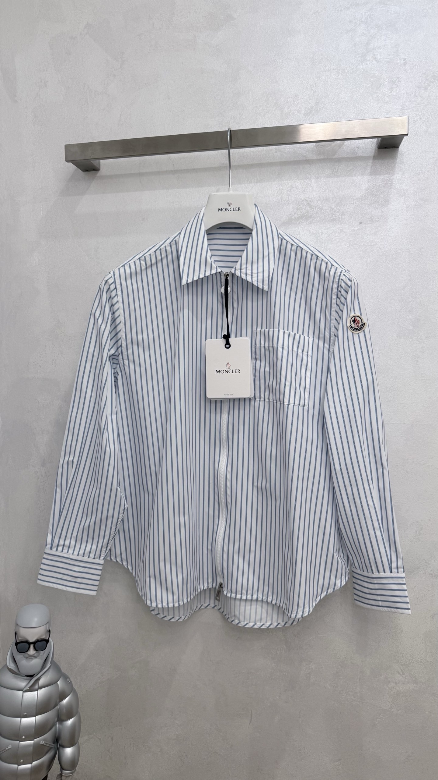 NO:752423,Women's striped long-sleeved shirt [Public price 8,800] The Moncler early spring shirt that has been popular!  The minimalist design ~ the zipper is super convenient to open and close, and the vertical stripes make it slimming. It looks very stylish when paired with overalls/skirts!  This is the main style of early spring. The design draws on aesthetic minimalist lines. The zipper closure is a functional design. The vertical stripes can also modify the body shape. It is especially layered when paired with our down vest. Product Details This striped shirt uses a zipper design to interpret the classic button-down shirt from a modern perspective. It can be paired with shorts of the same style to create a refreshing suit suitable for warm weather. Details Made of nylon fabric Collar Long sleeves Zipper closure Adjustable cuffs  Fabric: Nylon; Yoke lining: Nylon; Size SML S Shoulder width 48.5 Bust 119 Length 70 Sleeve length 59.5 M Shoulder width 49.7 Bust 123 Length 71.5 Sleeve length 60.5 L Shoulder width 50.9 Bust 127 Length 73 Sleeve length 61.5,,skirts,shorts,shirts,down jacket,19860909女士条纹长袖衬衫【公价8,800】 被问爆的Moncler早春衬衫！风极简设计～拉链开合超方便,竖条纹还巨显瘦,搭工装裤/半裙都超有腔调！ 这款是早春主打款,设计上借鉴了美学的极简线条,拉链开合是功能性设计,竖条纹还能修饰身形,搭配咱家的羽绒马甲特别有层次. 商品详情 这款条纹衬衫采用拉链设计,以现代视角诠释经典纽扣衬衫.可搭配同款短裤,打造适合温暖天气的清爽套装. 细节 采用尼龙面料制成 衣领 长袖 拉链开合 可调节袖口 面料:锦纶;过肩里料:锦纶; 尺码SML S肩宽48.5 胸围119 衣长70 袖长59.5 M肩宽49.7胸围123 衣长71.5 袖长60.5 L肩宽50.9 胸围127 衣长73 袖长61.5,,skirts,shorts,shirts,down jacket,,Women's clothing
