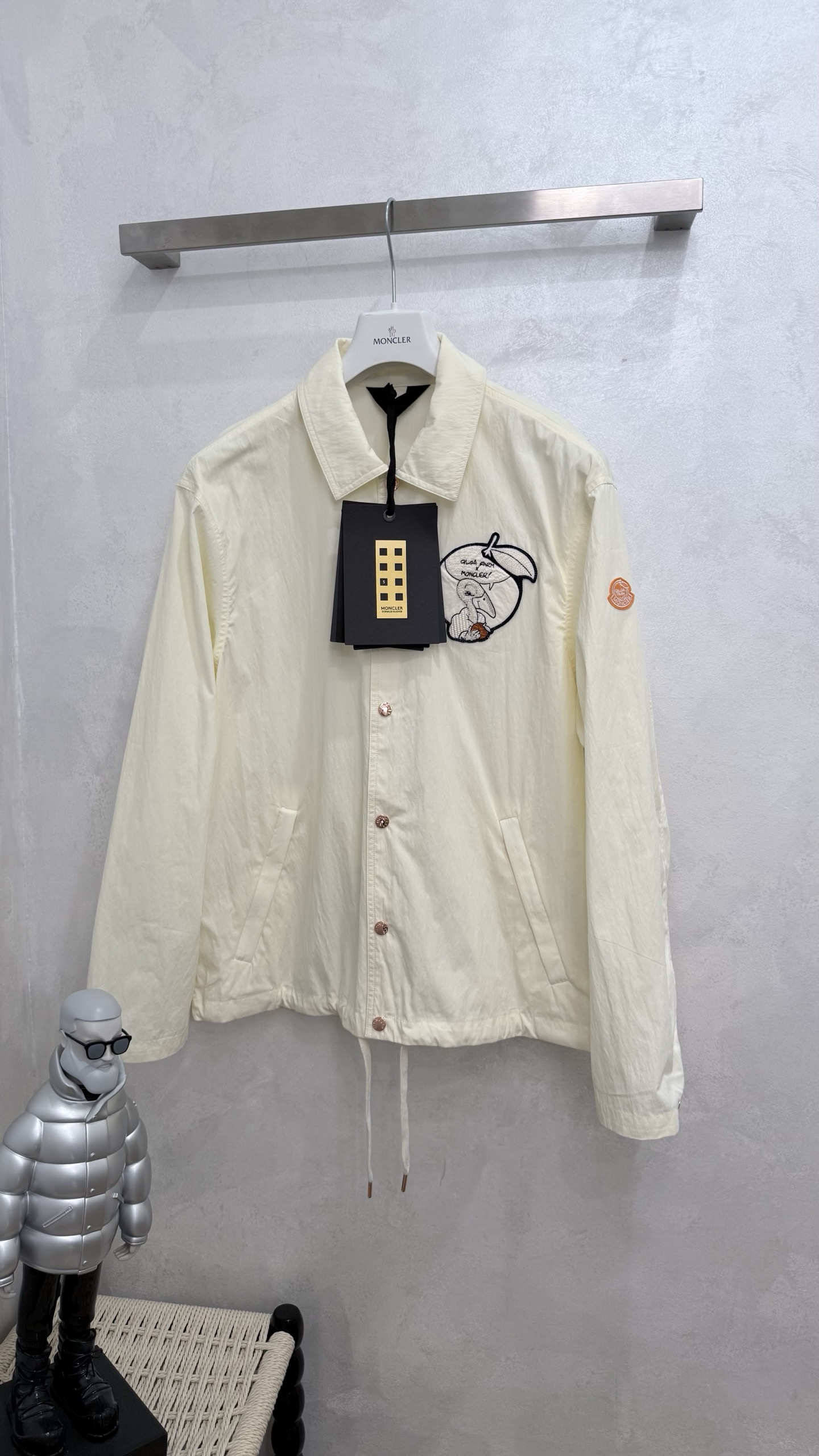 NO:752430,Satsuma men's and women's shirt jackets MONCLER masked Moncler  Clothing length 73, sleeve length 66.5,,Moncler,jackets & coats,jackets & coats,shirts,19860909Satsuma男女款衬衫式夹克外套 MONCLER蒙口MonclerXGilgaFarm男女同款衬衫夹克【公价13600】【白色/海军蓝色】 尺码1/2/3 1肩宽53.5 胸围128 衣长70 袖长64.5 2肩宽55 胸围132 衣长71.5 袖长65.5 3肩宽56.6 胸围136 衣长73 袖长66.5,,Moncler,jackets & coats,jackets & coats,shirts,,Women's clothing