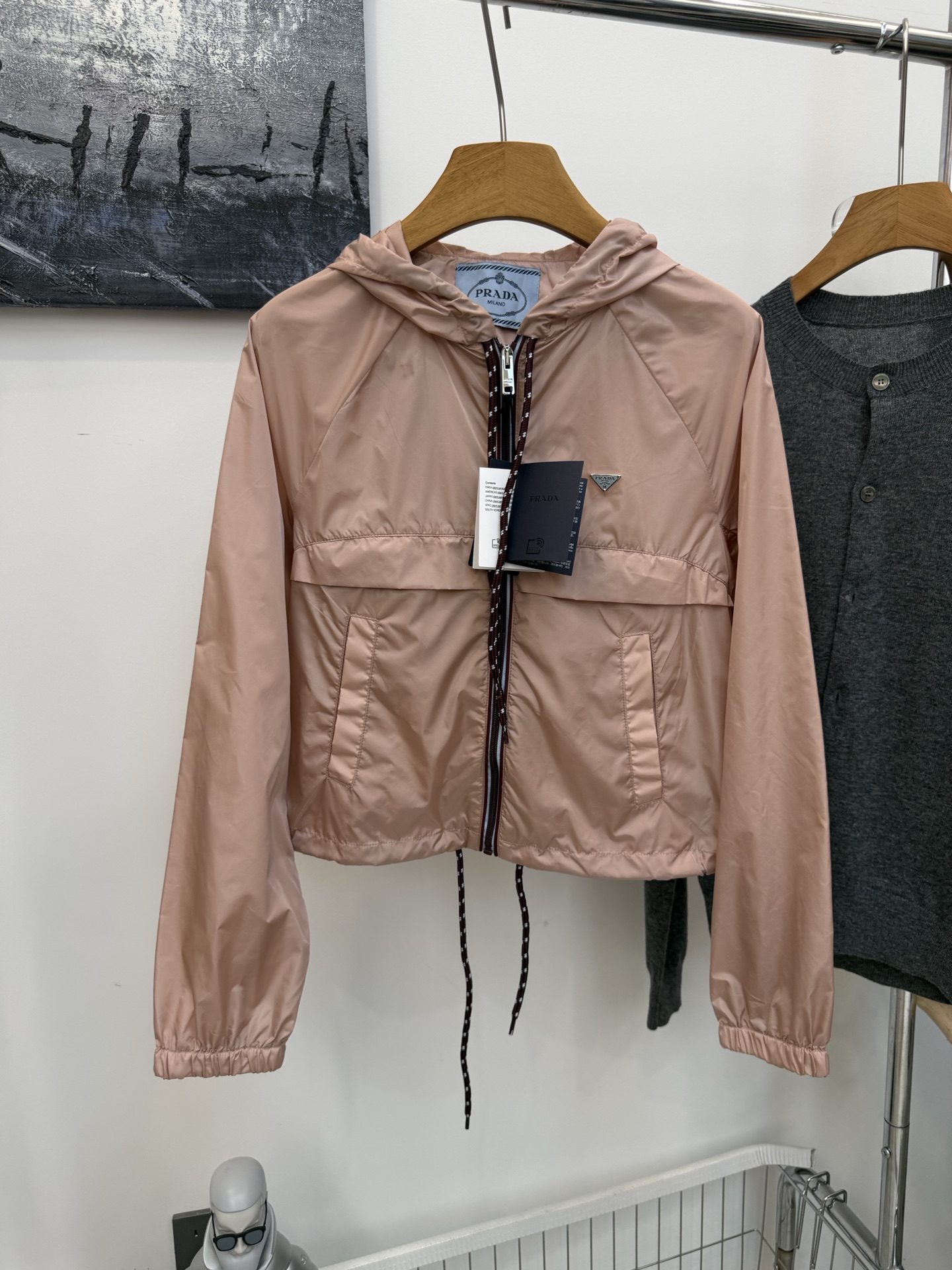 NO:804615,Prada/Prada women's lightweight regenerated nylon jacket, sun protection jacket. Prada's light blue + plaid combination brings out the spring atmosphere. The light blue hooded nylon jacket is light and breathable, with burgundy drawstring details and a sense of design. The layered white T is clean and refreshing. The lower body is paired with a blue and green plaid one-step skirt, which is retro and smart. When paired with Mary Jane shoes, it directly adds to the college feel.  Then carry the miniBonnie handbag, the gentle milk tea color perfectly echoes the whole look, suitable for daily outings or commuting. Color, navy blue, pink, white, light blue, code number 36384042,, prada, prada, mary jane, skirts, jackets & coats, jackets & coats, hats,19860909Prada/普拉达女士轻盈再生尼龙夹克外套防晒衣 Prada这套浅蓝+格纹的组合,把春日氛围拉满了 浅蓝连帽尼龙外套轻薄又透气,酒红抽绳细节很有设计感,叠穿白T干净又清爽. 下身搭配蓝绿格纹一步裙,复古又乖巧,和玛丽珍鞋配在一起,学院感直接拉满. 再拎上miniBonnie手袋,温柔的奶茶色和整套look完美呼应,日常出街或通勤都很合适. 颜色,藏蓝色,粉色,白色,浅蓝 码数36384042,,prada,prada,mary jane,skirts,jackets & coats,jackets & coats,hats,,Women's clothing