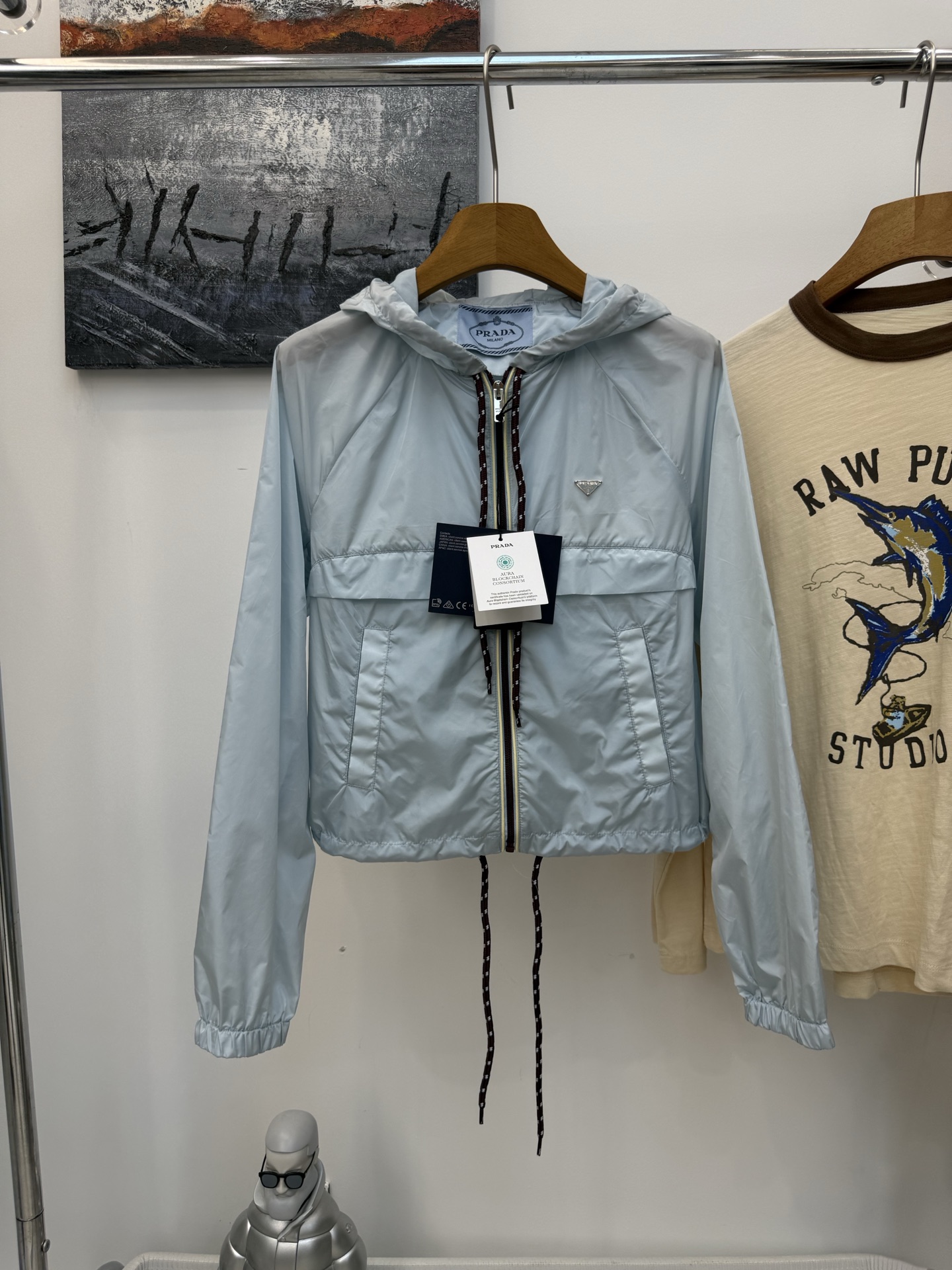 NO:804608,Prada/Prada women's lightweight regenerated nylon jacket, sun protection jacket. Prada's light blue + plaid combination brings out the spring atmosphere. The light blue hooded nylon jacket is light and breathable, with burgundy drawstring details and a sense of design. The layered white T is clean and refreshing. The lower body is paired with a blue and green plaid one-step skirt, which is retro and smart. When paired with Mary Jane shoes, it directly adds to the college feel.  Then carry the miniBonnie handbag, the gentle milk tea color perfectly echoes the whole look, suitable for daily outings or commuting. Color, navy blue, pink, white, light blue, code number 36384042,, prada, prada, mary jane, skirts, jackets & coats, jackets & coats, hats,19860909Prada/普拉达女士轻盈再生尼龙夹克外套防晒衣 Prada这套浅蓝+格纹的组合,把春日氛围拉满了 浅蓝连帽尼龙外套轻薄又透气,酒红抽绳细节很有设计感,叠穿白T干净又清爽. 下身搭配蓝绿格纹一步裙,复古又乖巧,和玛丽珍鞋配在一起,学院感直接拉满. 再拎上miniBonnie手袋,温柔的奶茶色和整套look完美呼应,日常出街或通勤都很合适. 颜色,藏蓝色,粉色,白色,浅蓝 码数36384042,,prada,prada,mary jane,skirts,jackets & coats,jackets & coats,hats,,Women's clothing