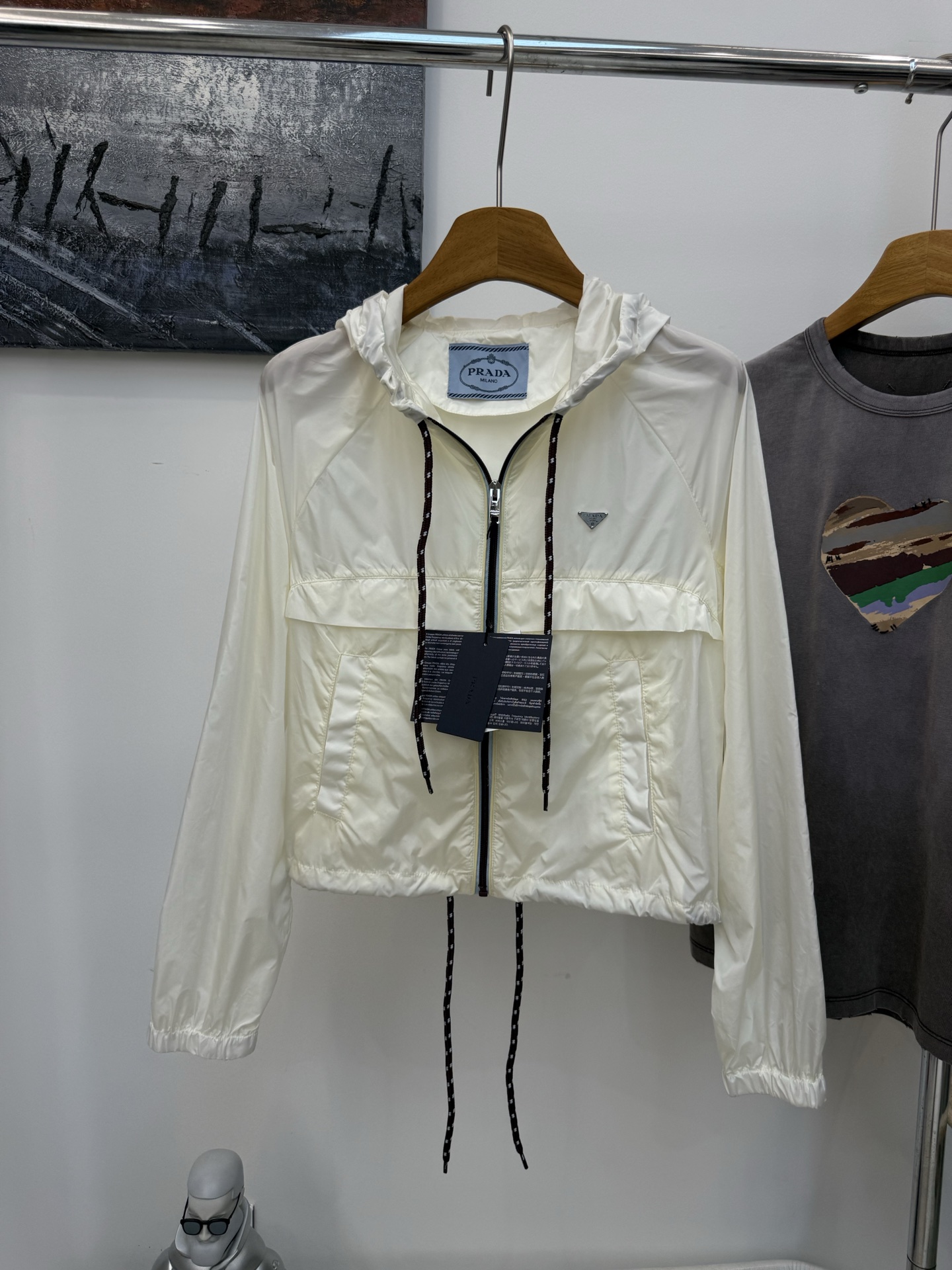 NO:804612,Prada/Prada women's lightweight regenerated nylon jacket, sun protection jacket. Prada's light blue + plaid combination brings out the spring atmosphere. The light blue hooded nylon jacket is light and breathable, with burgundy drawstring details and a sense of design. The layered white T is clean and refreshing. The lower body is paired with a blue and green plaid one-step skirt, which is retro and smart. When paired with Mary Jane shoes, it directly adds to the college feel.  Then carry the miniBonnie handbag, the gentle milk tea color perfectly echoes the whole look, suitable for daily outings or commuting. Color, navy blue, pink, white, light blue, code number 36384042,, prada, prada, mary jane, skirts, jackets & coats, jackets & coats, hats,19860909Prada/普拉达女士轻盈再生尼龙夹克外套防晒衣 Prada这套浅蓝+格纹的组合,把春日氛围拉满了 浅蓝连帽尼龙外套轻薄又透气,酒红抽绳细节很有设计感,叠穿白T干净又清爽. 下身搭配蓝绿格纹一步裙,复古又乖巧,和玛丽珍鞋配在一起,学院感直接拉满. 再拎上miniBonnie手袋,温柔的奶茶色和整套look完美呼应,日常出街或通勤都很合适. 颜色,藏蓝色,粉色,白色,浅蓝 码数36384042,,prada,prada,mary jane,skirts,jackets & coats,jackets & coats,hats,,Women's clothing