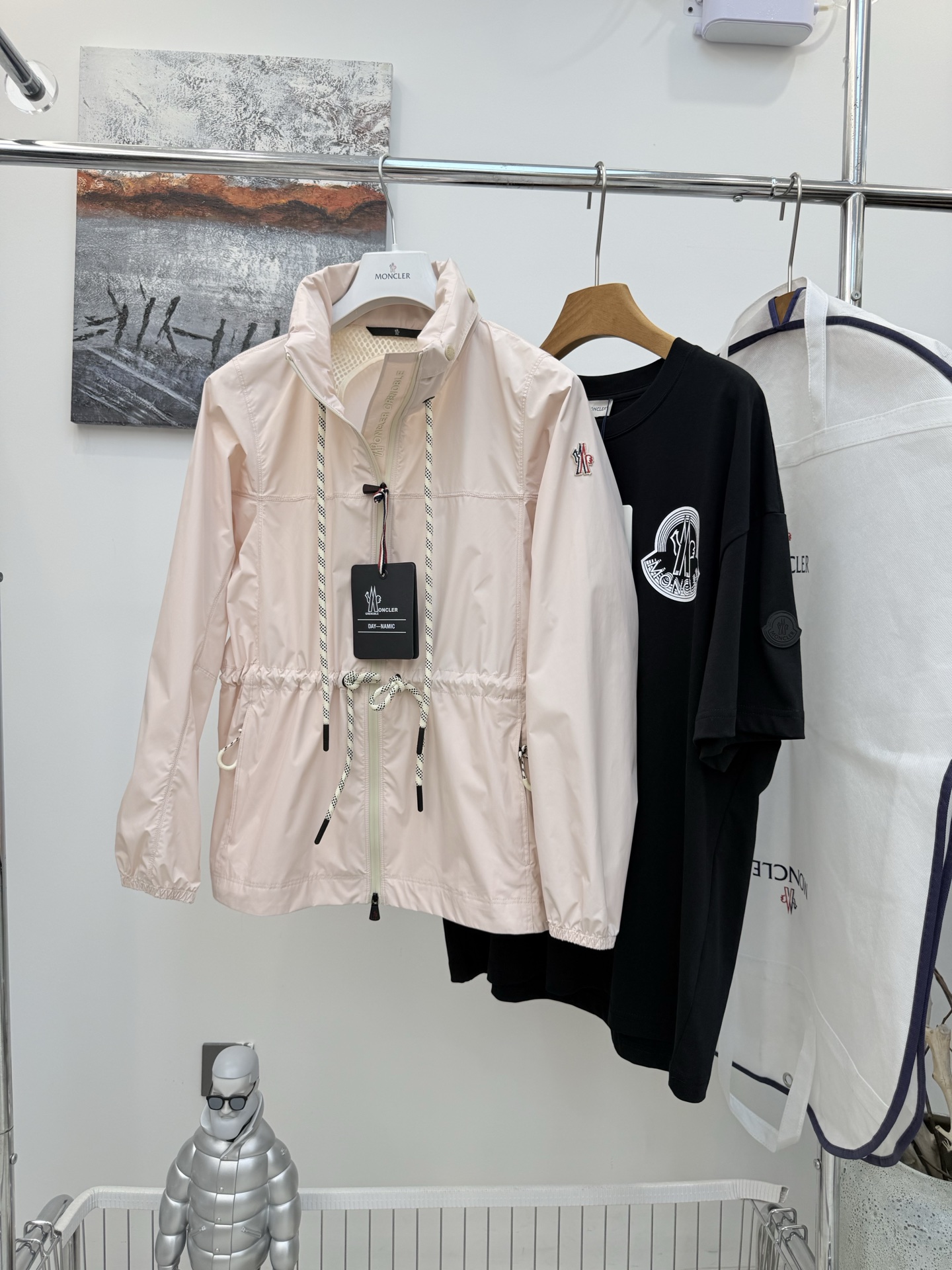 NO:804613,MONCLERGRENOBLE | New [Outdoor Gear] Soulare Women's Hooded Jacket [Public Price 14,000] The MonclerGrenoble Women's Solare Hooded Jacket is made of elastic fabric and has a practical design. Product Details The Soulare Jacket is made of comfortable elastic fabric that allows freedom of movement while maintaining breathability outdoors. It has vents under the arms to help regulate body temperature. It comes with an adjustable waist and reflective details. Details Made of nylon, spandex and polyester fibers  Ventilation vents under the arms Pull-out hood with brim Built-in mesh straps for easy carry Functional look zipper closure Pockets with functional look zippers Adjustable drawstring waist Elastic cuffs Logo print and reflective details Size reference Regular fit Customizable drawstring Length (collar to hem) 66cm [Pink/Black] 0/1/2/3,,jackets & coats,jackets & coats,hats,19860909MONCLERGRENOBLE|新品【户外装备】Soulare女士连帽夹克外套【公价14,000】 MonclerGrenobleSolare女士连帽夹克采用弹性面料制成,设计实用. 商品详情 Soulare夹克采用舒适的弹性面料制成,可活动自如,同时在户外保持通透性.腋下设有通风口,有助于调节体温.搭配可调节腰部和反光细节. 细节 采用锦纶、氨纶和聚酯纤维制成 腋下设有通风口 拉出式兜帽配有帽檐 内置网眼背带,方便随身背携 功能性look拉链开合 口袋配有功能性look拉链 可调节抽绳腰部 弹性袖口 标识印花和反光细节 尺码参照 常规版型 可个性化拉绳 长度（衣领至下摆）66cm【粉红色/黑色】 0/1/2/3,,jackets & coats,jackets & coats,hats,,Women's clothing