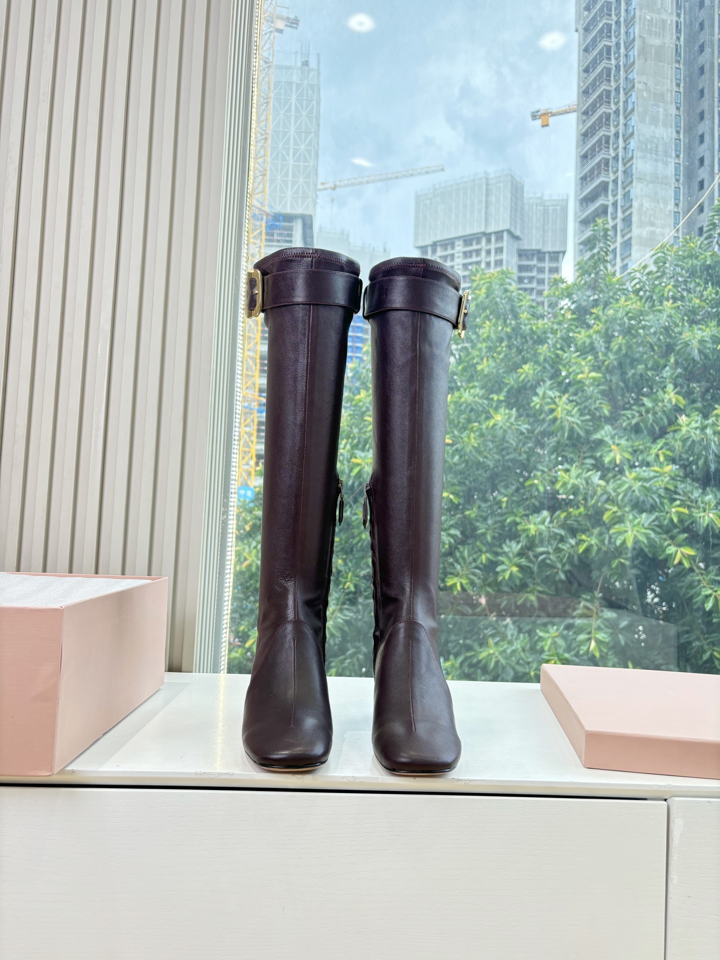 NO:480482,G002 purchasing level out of stock, the hottest model of Miumiu Miumiu 25 autumn and winter elastic boots. I ordered it for a long time, and I forgot about this pair of shoes. Finally arrived. Black is boring, but the caramel color looks good~ suitable for wearing over-knee skirts. The slack feel of boots. A pair of Fengshen elastic boots look good no matter how you wear it. This summer fashionista favorite looks not very comfortable. It is super comfortable to wear. Before you receive Miu shoes, imported elastic sheepskin fabric imported lining. Size 35-40 (40, 41 customization, no return or replacement), boots, miumiu, boots, skirts, cowhide, sheepskin19860909G002代购级别断货王爆款 Miumiu谬谬miumiu25秋冬弹力长靴 订了好久了,都忘了这双鞋了,终于到货了.黑色比较无聊,还是焦糖色好看～适合搭过膝半裙 造型长靴松弛感限量走秀款一双封神弹力袜靴 怎么穿都好看今夏时髦精最爱 看起来不怎么舒服 上脚超级舒服 在你们收到miu鞋子之前 面料进口弹力羊皮 内里进口牛皮内里 尺码35-40(40,41定制不退不换）,靴子,miumiu,boots,skirts,cowhide,sheepskin,Women's Shoes