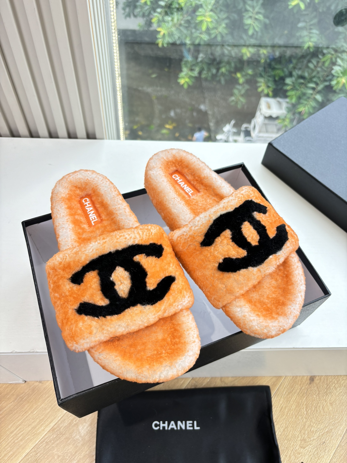 NO:475930,The WYSIWYG G122 High-version CHANE*24s Little Chanel Fall and Winter Products are definitely your own version!  !  It's much more comfortable than the classic Slingback!  Every color looks white, the first choice is gold powder, pink and tender whitening tool! So cute! It is also a popular little fragrant wool material imported wool, inner original material, outsole original sole Size: 35-39/40/41/42 Customized, no return or replacement, fur shoes, chanel, chanel, slippers19860909所见即所得G122高版CHANE*24s小香奈儿秋冬爆品蝴妥妥的自留款！！比经典款Slingback舒服太多啦！每个颜色上脚都很显白 首选金粉 粉嫩粉嫩的显白利器!好嗲啊!又是火爆的小香毛拖 材质原版进口羊毛 内里原版材质 大底原版鞋底 码数:35-39/40/41/42定制不退不换,毛毛鞋拖鞋,chanel,chanel,slippers,Women's Shoes