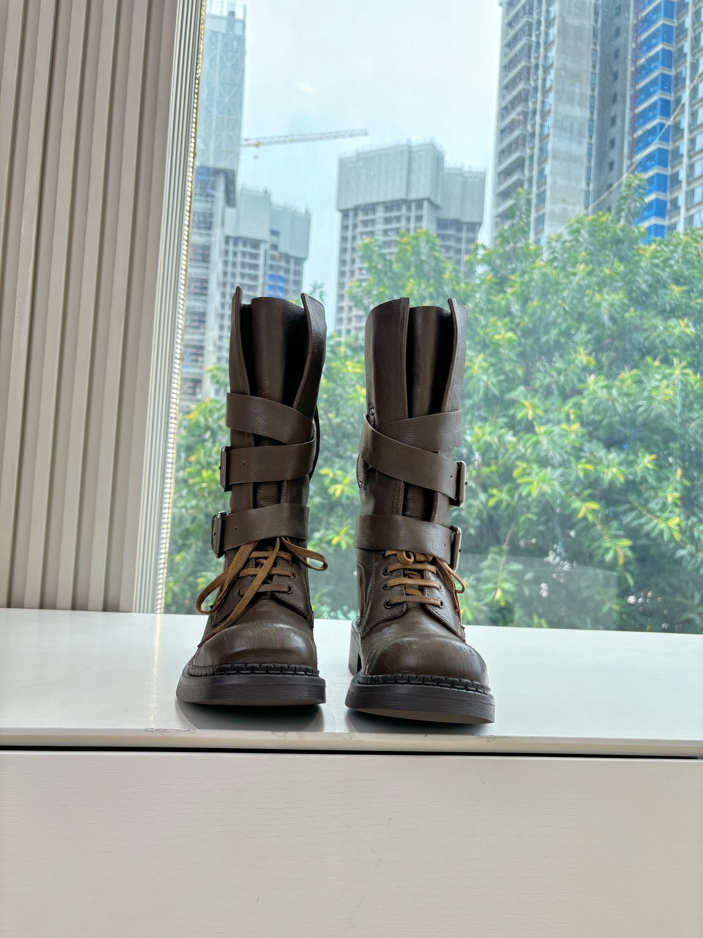 NO:467236,G002@ETHOR 25SS Battle Damage Knight Cowhide Short Boots ETHOR Spring and Summer Black/Clay Cowhide Buckle Locomotive Boots, selected cowhide material, unique texture and rich texture. The irregular color rubbing process on the surface presents the combat Damage 1 effect, which enhances the grinding sense of time; the wide straps and metal fasteners not only enhance the styling, but also add industrial design details to the overall design. The irregular folding boot barrel and exaggerated tongue design add a unique silhouette effect to the overall shape, providing a strong personality expression for various styles. The original custom shrink-wired calfskin with inner absorbent buffalo leather, the original open-molded brushed outsole heel height 4CM size35-39 (40 custom-made non-return), boots, boots, cowhide19860909G002@ETHOR 25SS 战损骑士牛皮短靴 ETHOR 春夏黑色/咖色牛皮扣袢机车靴,精选牛皮材质,纹理独特,质感丰富.表面不规则的擦色工艺,呈现战损做1效果,增强了时间的磨砺感；宽大的袢带搭配金属扣件,不仅强化了造型感,还为整体设计增添了工业化的设计细节.不规则的翻折靴筒和夸大的鞋舌设计为整体造型增添了独特的廓形效果,为多种风格提供了强烈的个性表达. 鞋面原版定制缩纹水染小牛皮 内里吸水牛皮 大底原版开模拉丝大底 跟高4CM size35-39（40定制不退换）,靴子,boots,cowhide,Women's Shoes