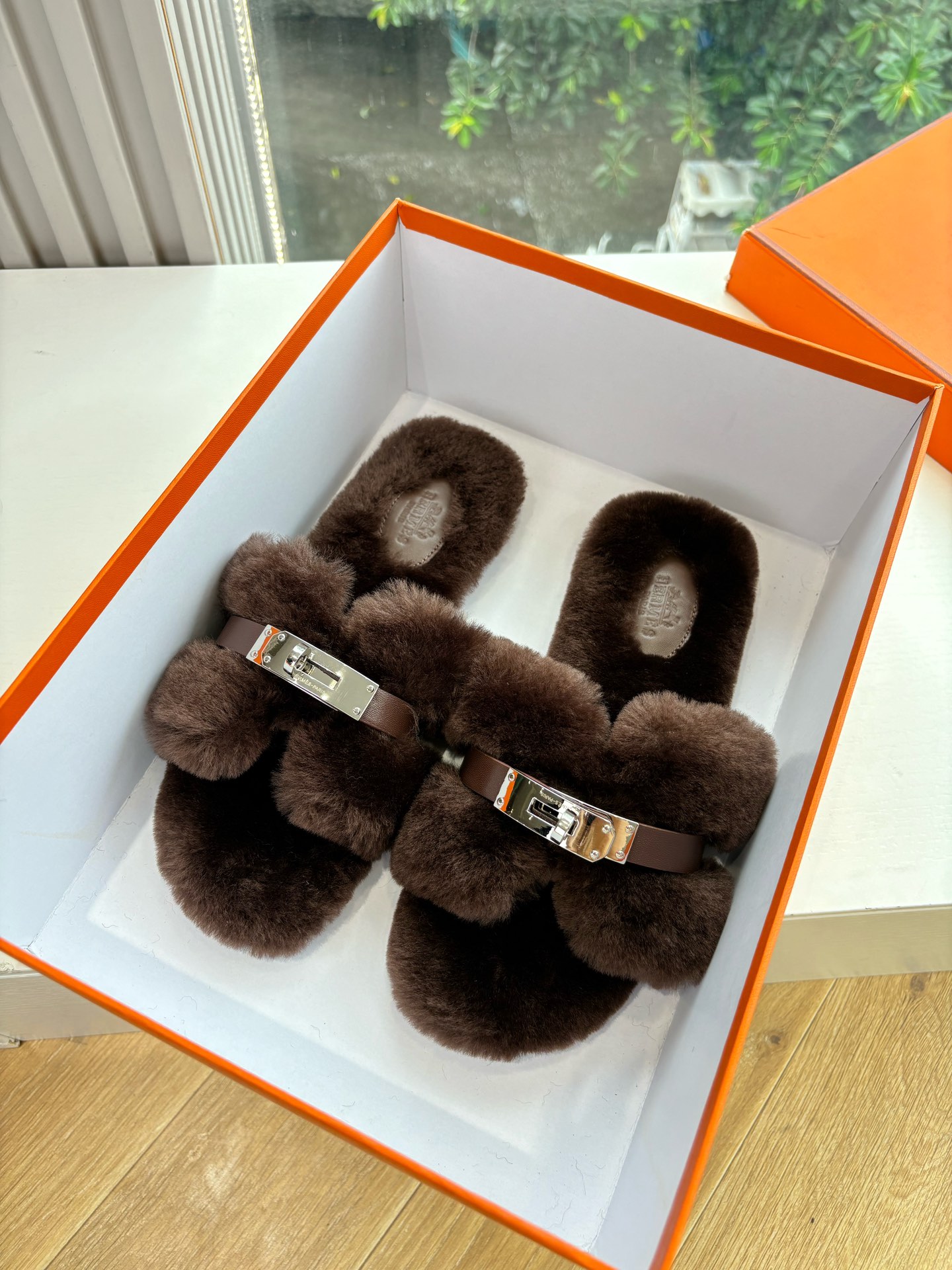 NO:475920,G087 top * Hermes fur integrated roll cake with erectile dysfunction. This year, all fabrics are furry. Cute, with cloud-like feel, barefoot or paired with socks. They are all fashionable. Fabric wool. Imported lamb wool. Sole original leather sole. Size 35-39 (customized for 40.41.42) No return or replacement, fur shoes and slippers, hermes, slippers, socks19860909G087顶级*爱马仕皮毛一体卷糕毛二舅拖 今年面料均选用 毛茸茸的 敲可爱的,踩云脚感,光脚或者搭配个袜子穿,都时髦的不行哦 面料羊毛 内里进口羊羔毛 鞋底原版真皮鞋底 尺码35-39（40.41.42定制）不退不换,毛毛鞋拖鞋,hermes,slippers,socks,Women's Shoes