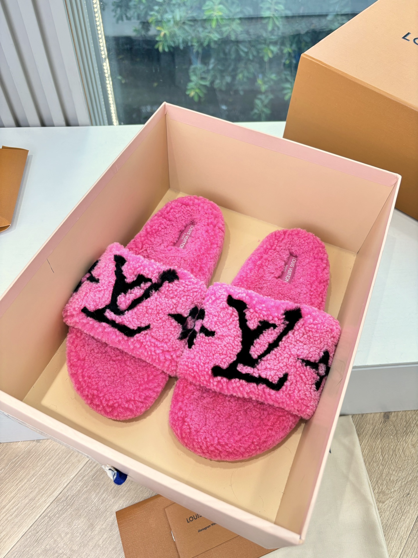 NO:475925,G122 Louis vuitt Louis Vuitt LV Maw Drag Limited style home hotel slippers Fur slippers top quality mink! Super warm feeling, it feels like stepping on clouds when worn. Classic mink exquisite and high-end! Fabric two-color wool original sole size 35-39 (40-41 custom made without return) Packaging and matching counter latest original packaging, fur shoes and slippers, louis vuitton, louis vuitton, louis vuitton, louis vuitton, slippers19860909G122Louis vuitt路易威蹬lv毛毛拖 限定款居家酒店拖鞋 皮草拖鞋頂级品质水貂打造！超温暖的感觉,穿上仿佛踩在云朵上 经典水貂精致高级！ 面料双色羊毛 鞋底原版鞋底 码数35-39（40-41订做不退换） 包装配套专柜最新原包装,毛毛鞋拖鞋,louis vuitton,louis vuitton,louis vuitton,slippers,Women's Shoes