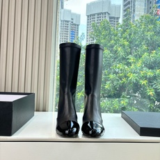 G030所见即所得CHANE*|小香25A秋冬新品双C巨型珍珠跟弹力短靴 在米兰时尚的T台上 亮相便艳惊四座 成功晋升为 G030所见即所得CHANE*|小香25A秋冬新品双C巨型珍珠跟弹力短靴 在米兰时尚的T台上 亮相便艳惊四座 成功晋升为
