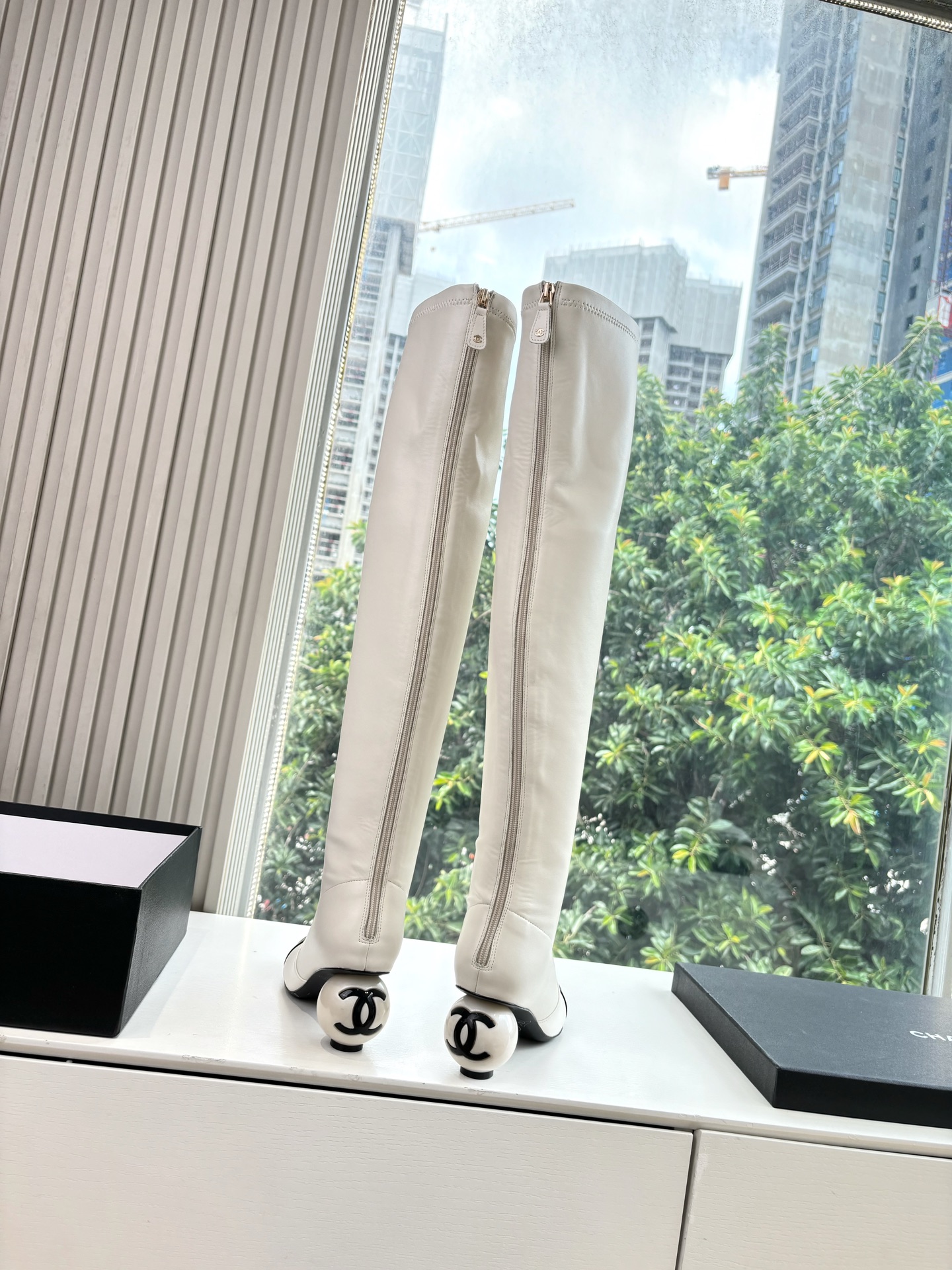 G030所见即所得CHANE*|小香25A秋冬新品双C巨型珍珠跟弹力长靴 在米兰时尚的T台上 亮相便艳惊四座 成功晋升为 G030所见即所得CHANE*|小香25A秋冬新品双C巨型珍珠跟弹力长靴 在米兰时尚的T台上 亮相便艳惊四座 成功晋升为