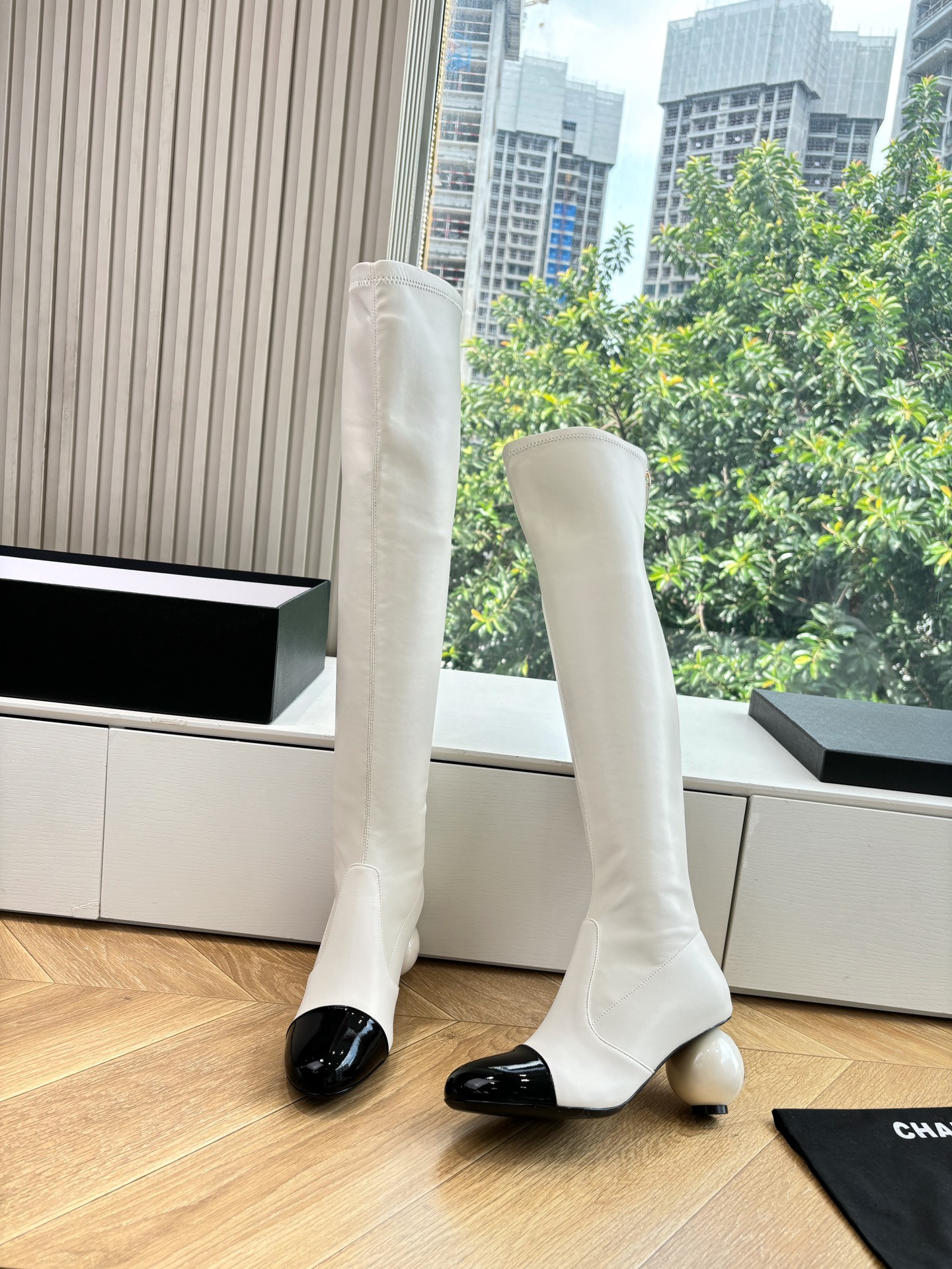 G030所见即所得CHANE*|小香25A秋冬新品双C巨型珍珠跟弹力长靴 在米兰时尚的T台上 亮相便艳惊四座 成功晋升为 G030所见即所得CHANE*|小香25A秋冬新品双C巨型珍珠跟弹力长靴 在米兰时尚的T台上 亮相便艳惊四座 成功晋升为