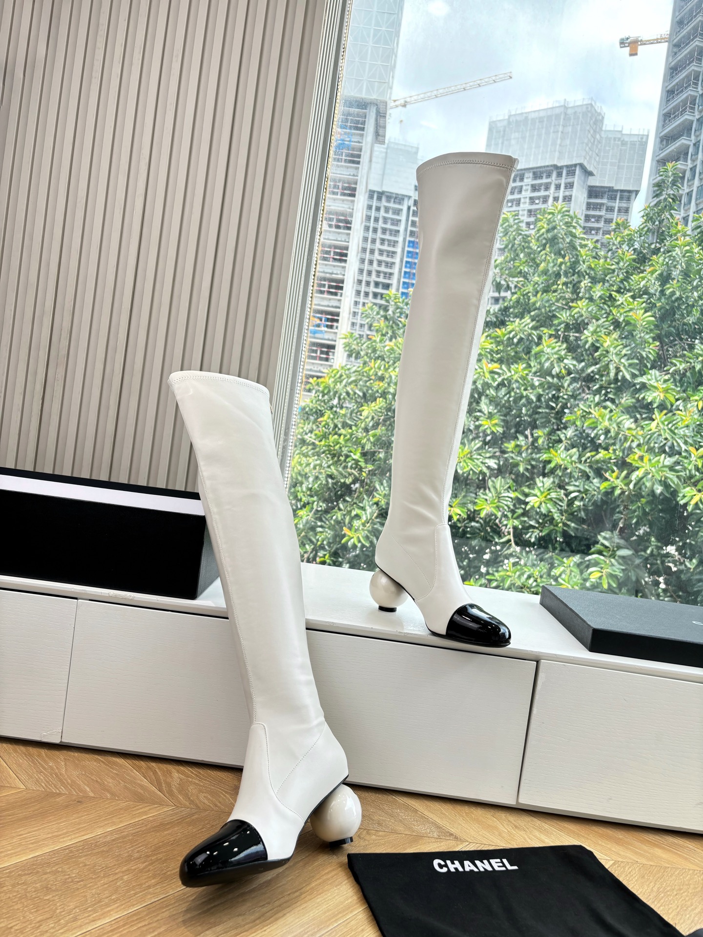 G030所见即所得CHANE*|小香25A秋冬新品双C巨型珍珠跟弹力长靴 在米兰时尚的T台上 亮相便艳惊四座 成功晋升为 G030所见即所得CHANE*|小香25A秋冬新品双C巨型珍珠跟弹力长靴 在米兰时尚的T台上 亮相便艳惊四座 成功晋升为