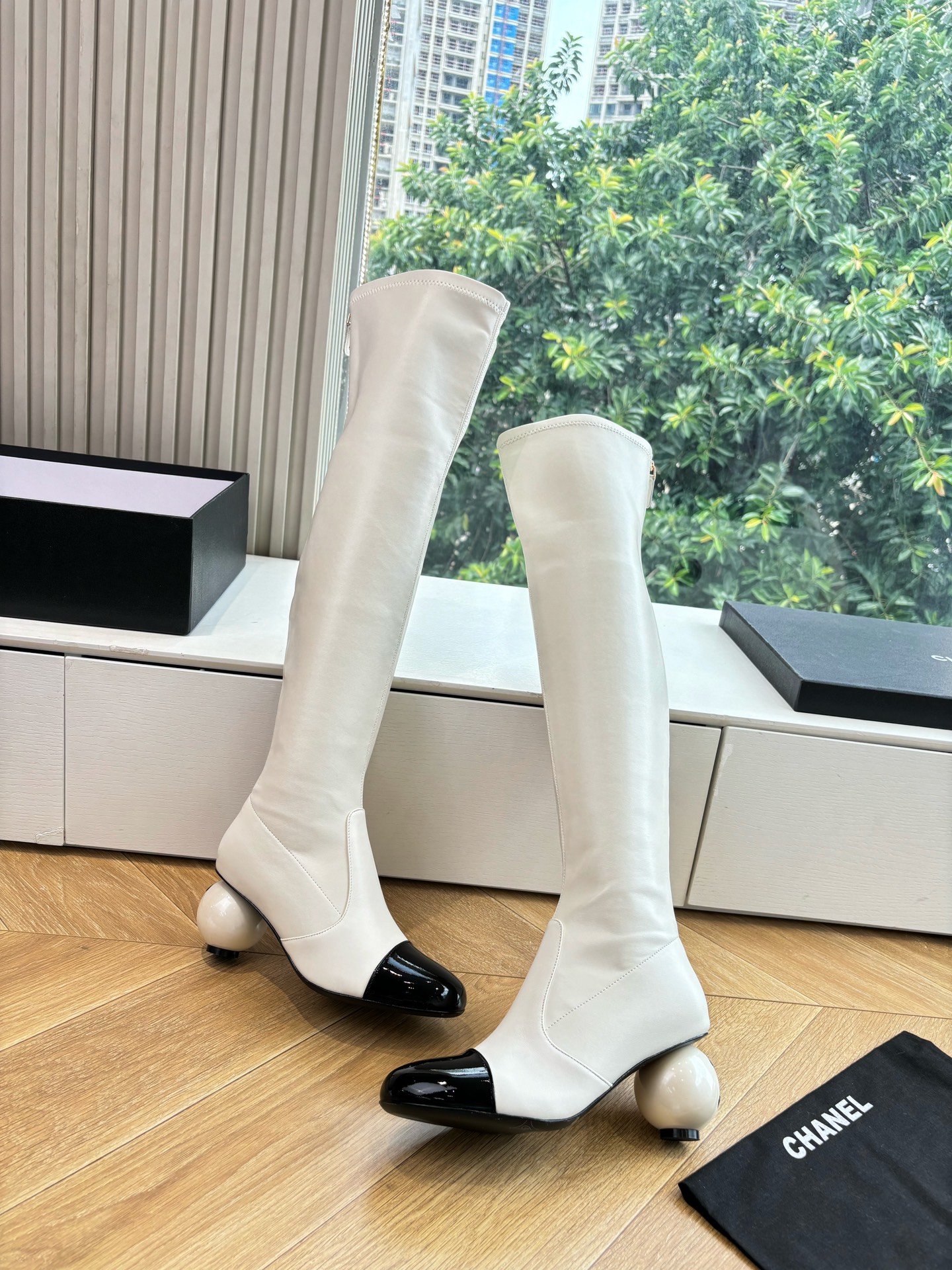G030所见即所得CHANE*|小香25A秋冬新品双C巨型珍珠跟弹力长靴 在米兰时尚的T台上 亮相便艳惊四座 成功晋升为 G030所见即所得CHANE*|小香25A秋冬新品双C巨型珍珠跟弹力长靴 在米兰时尚的T台上 亮相便艳惊四座 成功晋升为