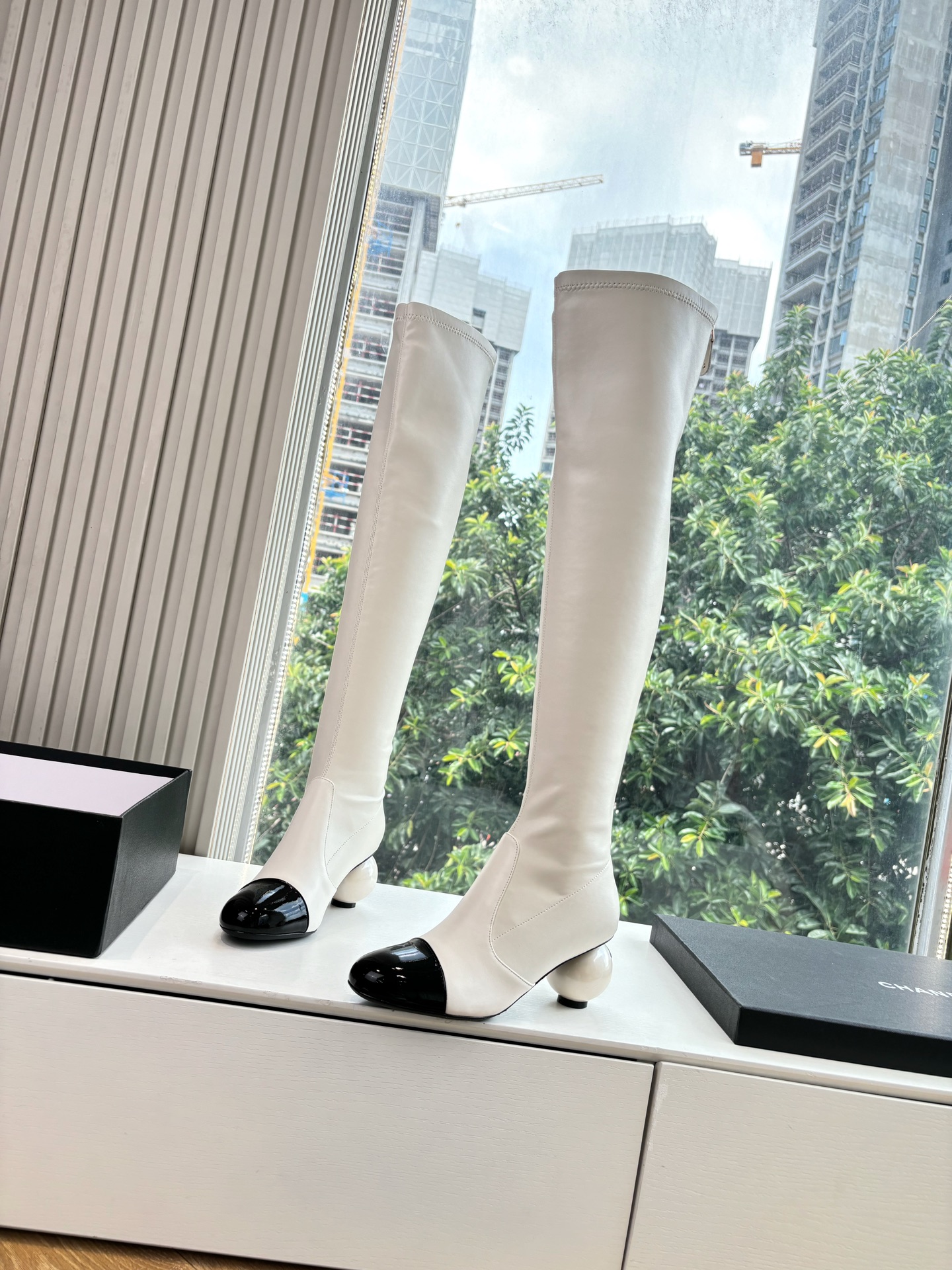 G030所见即所得CHANE*|小香25A秋冬新品双C巨型珍珠跟弹力长靴 在米兰时尚的T台上 亮相便艳惊四座 成功晋升为 G030所见即所得CHANE*|小香25A秋冬新品双C巨型珍珠跟弹力长靴 在米兰时尚的T台上 亮相便艳惊四座 成功晋升为