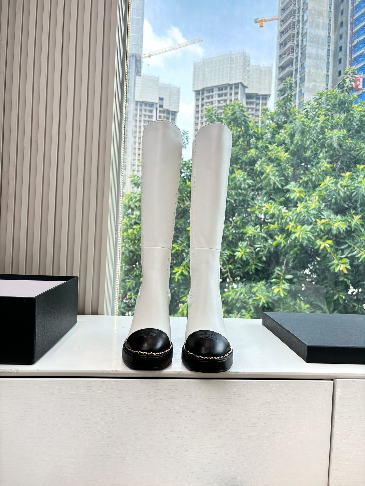 NO:475915,G299CHANEL Chanel* Xiaoxiang Autumn and Winter New Letter Knight Boot Library Boots This knight boot is really a representative of handsome and fashionable Martin boots Knight boots boots and Chanel letter embellishment, low-key and luxurious!  Simple, fashionable, personal and grand!  Natural and smooth beauty, a kind of beauty that stuns the time, and long legs should be displayed in winter~ Imported cowhide upper Nelipili size 35-39 (34.40, 41.42.43 Customized without return) Soles Italian leather soles, boots, chanel, chanel, boots, cowhide, Leather soles19860909G299CHANEL香奈儿*小香秋冬新款字母骑士靴库靴这款骑士靴真的是帅气时尚的代表马丁靴骑士靴靴筒Chanel字母点缀 低调不失奢华！简约时尚个性又大气！自然流畅的美感,有种惊艳了时光的美感,冬日也要展现大长腿～ 鞋面进口牛皮 内里皮里 码数35-39（34.40,41.42.43定制不退换） 鞋底意大利真皮大底,靴子,chanel,chanel,boots,cowhide,Leather soles,Women's Shoes