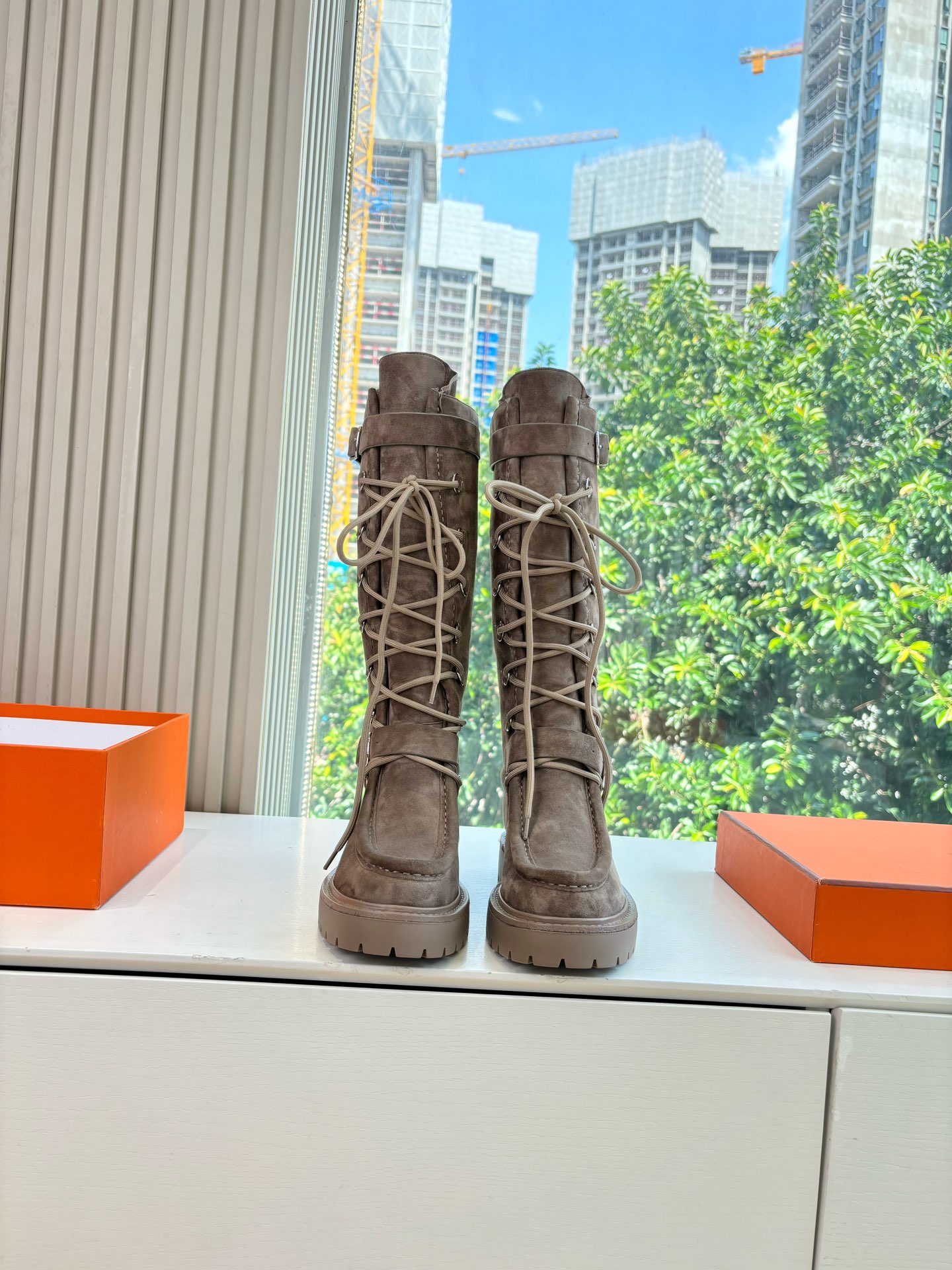NO:559804,G203 purchasing agent level WYSIWYG knight boots H Home 2025 new autumn and winter HERMES classic boots counter price is close to 2W. The high price naturally has unique craftsmanship and quality. The leather of this boot is all imported and customized, and the lining material is also imported custom cowhide. It is easy to wear and comfortable and looks good with everything. It is a knight boot that will never go out of style no matter how you wear it. The upper is imported cowhide/nubuck, the lining is imported cowhide lining, and the outsole is original.  Size 35-39 (40.41 non-refundable and non-exchangeable), boots, hermes, hermes, boots, cowhide19860909G203代购级别所见即所得骑士靴 H家 2025秋冬新款 HERMES爱马仕经典靴子专柜价格接近2W高昂的售价自然有独特的工艺和品质这款靴子的皮料全部为进口定制,内里材质也是进口定制牛皮,,好穿舒适搭配什么都好看的秋冬必备款,而且风格永存怎么穿都不会过时的骑士靴. 鞋面进口牛皮/磨砂 内里进口牛皮内里 大底原版鞋底 码数35-39（40.41不退不换),靴子,hermes,hermes,boots,cowhide,Women's Shoes