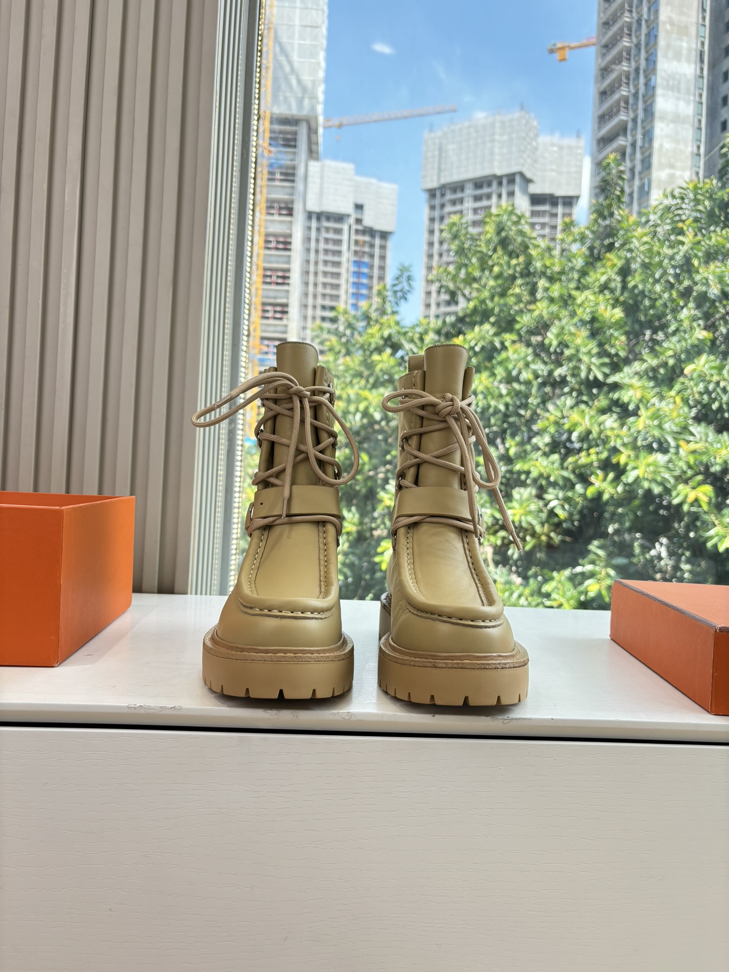 NO:559802,G203 Purchasing Level WYSIWYG H Home Chelsea Boots 2025 Autumn and Winter New Style HERMES Classic Boots Counter Price is Close to 2W. The high price naturally has unique craftsmanship and quality. The leather of this boot is all imported and customized, and the lining material is also imported custom cowhide. It is easy to wear and comfortable to match. It is a must-have for autumn and winter, and the style lasts forever. It is a knight boot that will never go out of style no matter how you wear it. The upper is imported frosted/cowhide, the lining is imported cowhide lining, and the outsole is original.  Size 35-39 (40.41 non-refundable and non-exchangeable), boots, hermes, hermes, boots, cowhide19860909G203代购级别所见即所得H家切尔西靴2025秋冬新款 HERMES爱马仕经典靴子专柜价格接近2W高昂的售价自然有独特的工艺和品质这款靴子的皮料全部为进口定制,内里材质也是进口定制牛皮,,好穿舒适搭配什么都好看的秋冬必备款,而且风格永存怎么穿都不会过时的骑士靴. 鞋面进口磨砂/牛皮 内里进口牛皮内里 大底原版鞋底 码数35-39（40.41不退不换),靴子,hermes,hermes,boots,cowhide,Women's Shoes